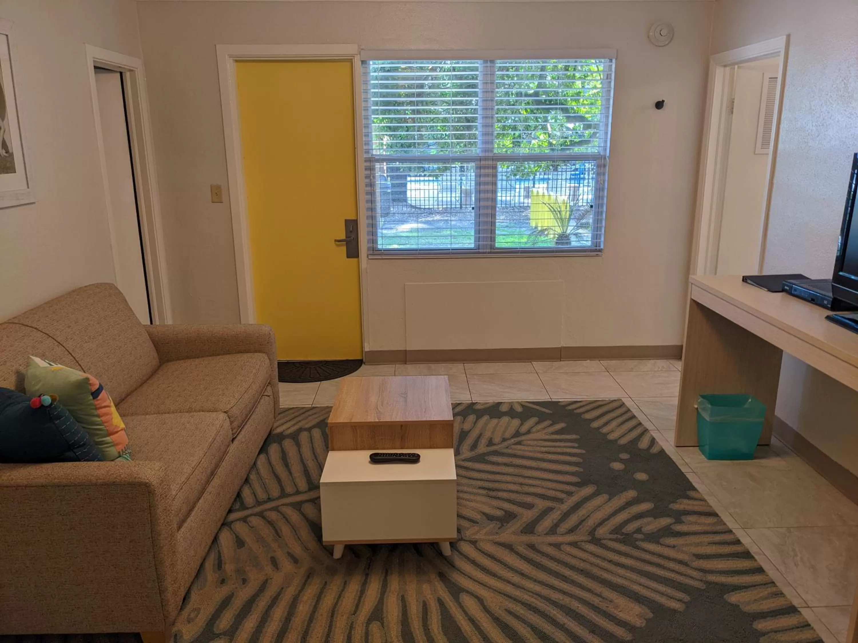 Living room in Queen's Court Inn