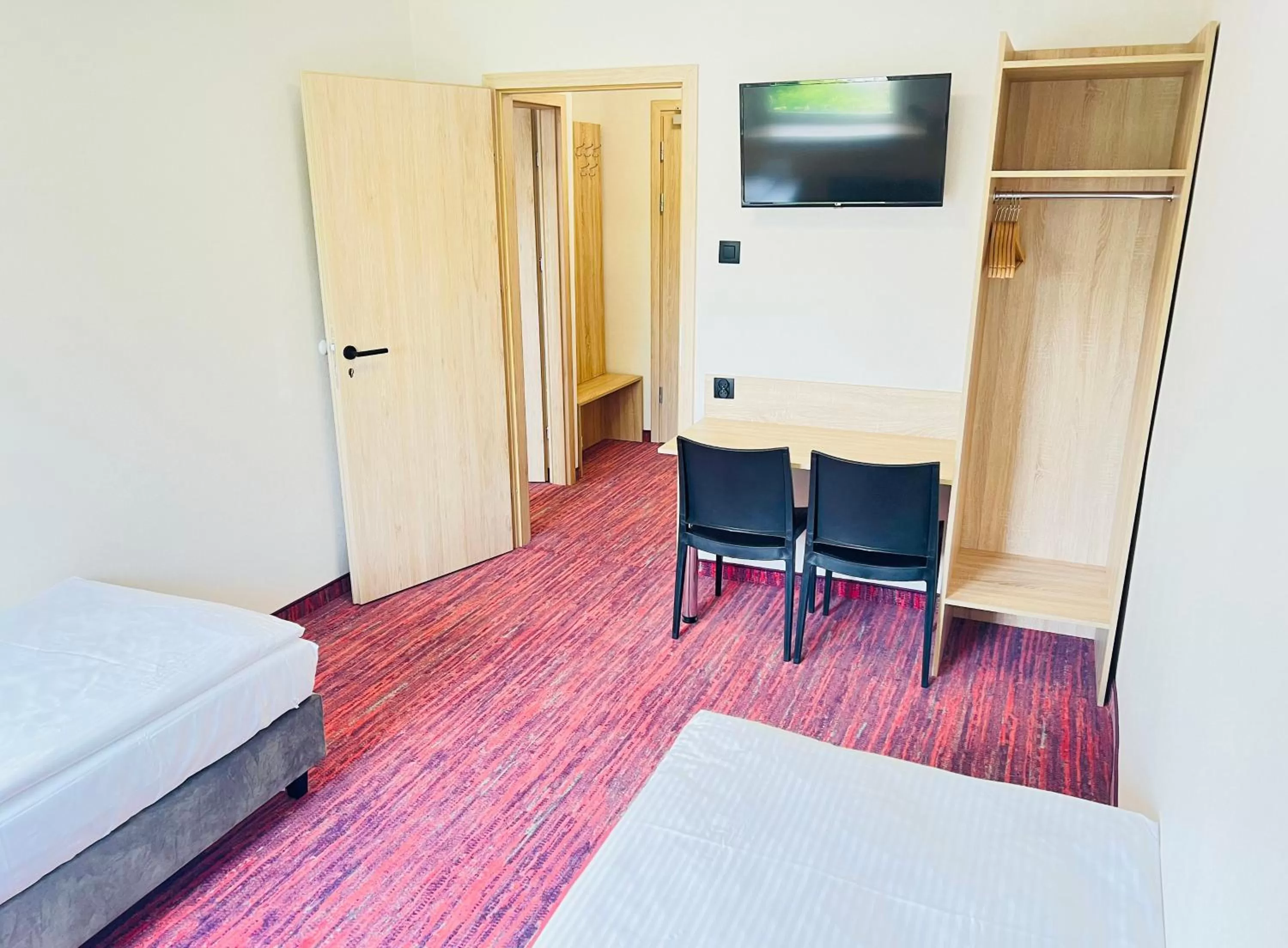 Bed, TV/Entertainment Center in Hotel ROK