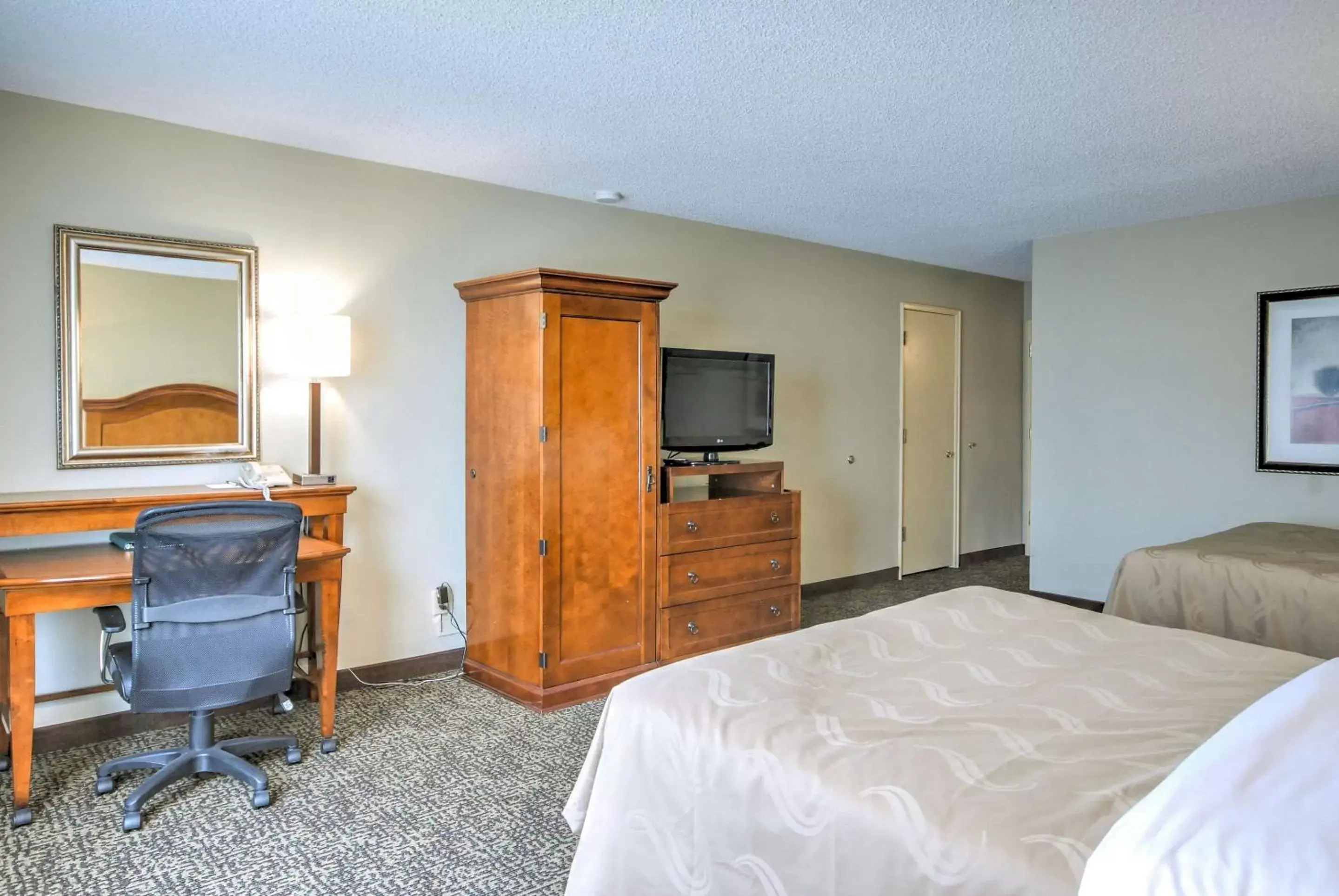 Photo of the whole room, Bed in Quality Inn Big Sky