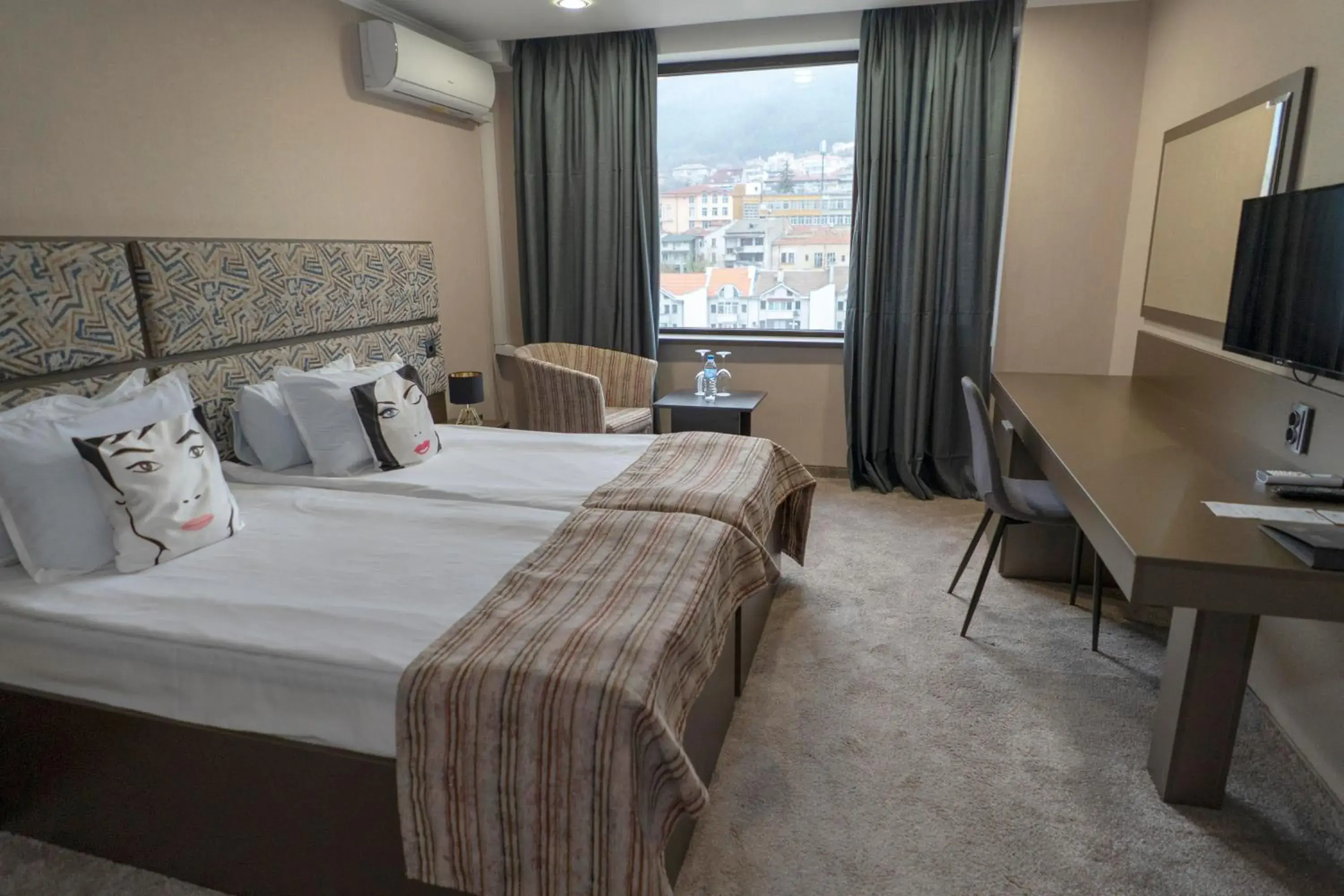 Photo of the whole room, Bed in Grand Hotel Shumen