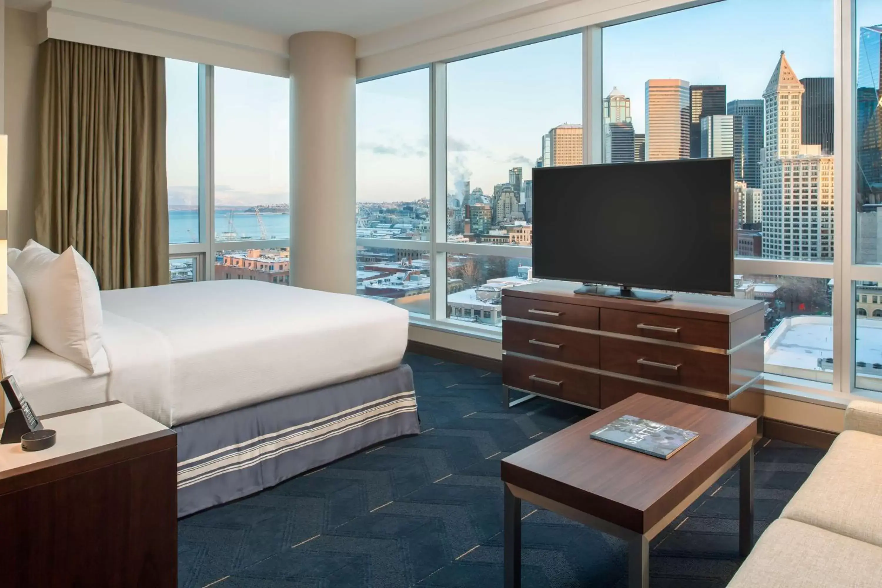 Bedroom, TV/Entertainment Center in Embassy Suites By Hilton Seattle Downtown Pioneer Square