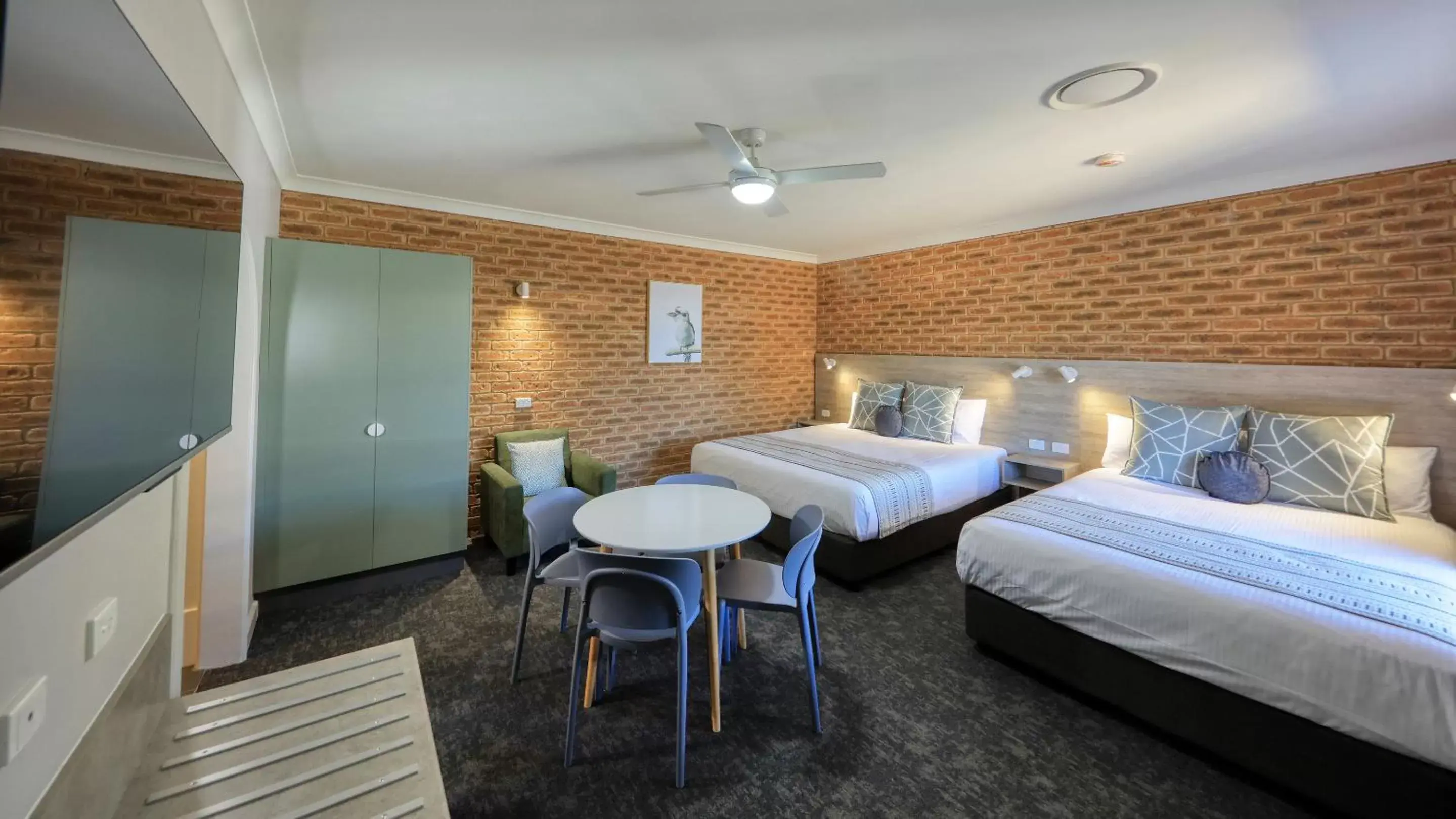 Photo of the whole room in Hamilton Henry Parkes Motor Inn