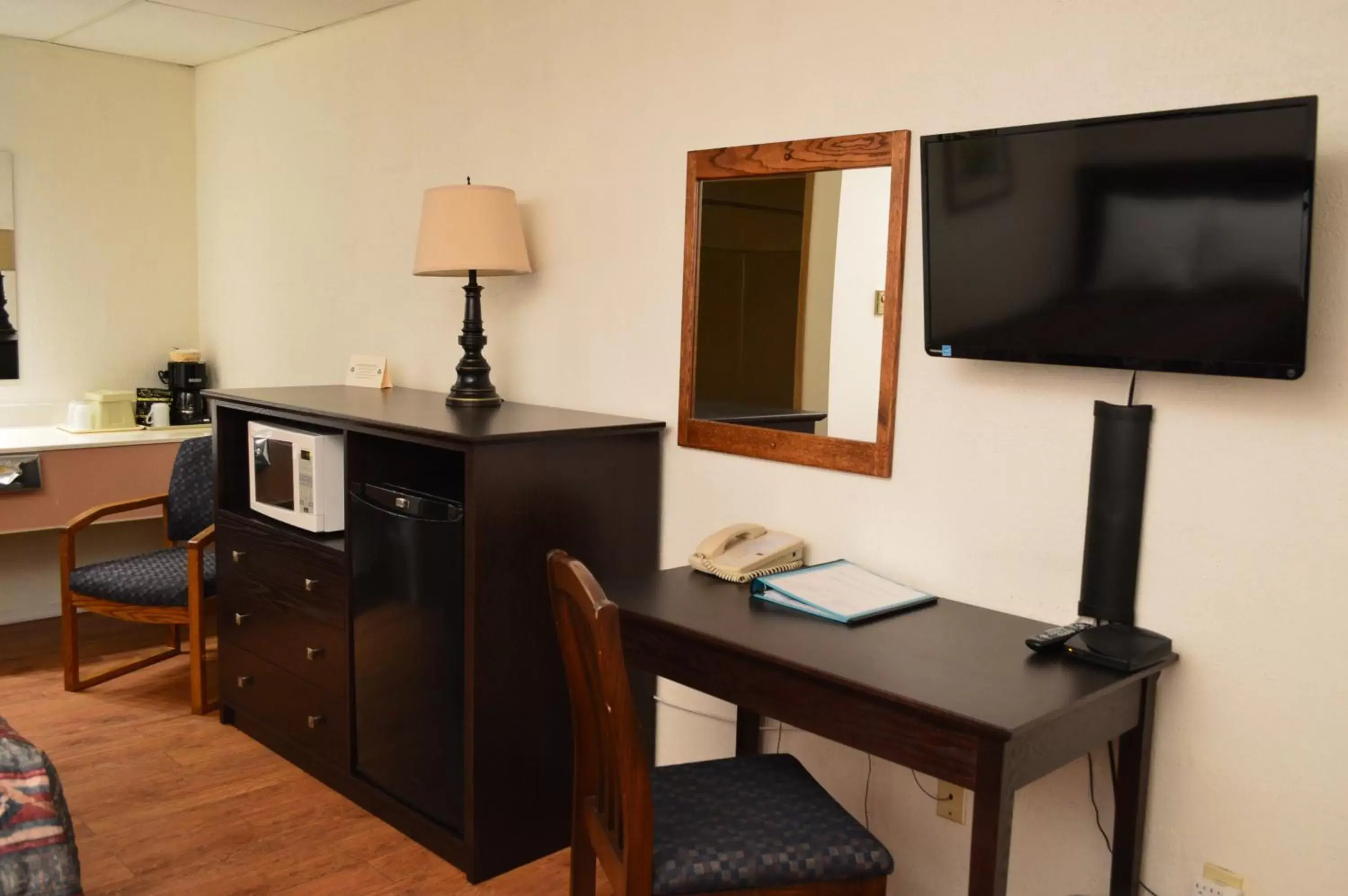Photo of the whole room, TV/Entertainment Center in Western Traveller Motel