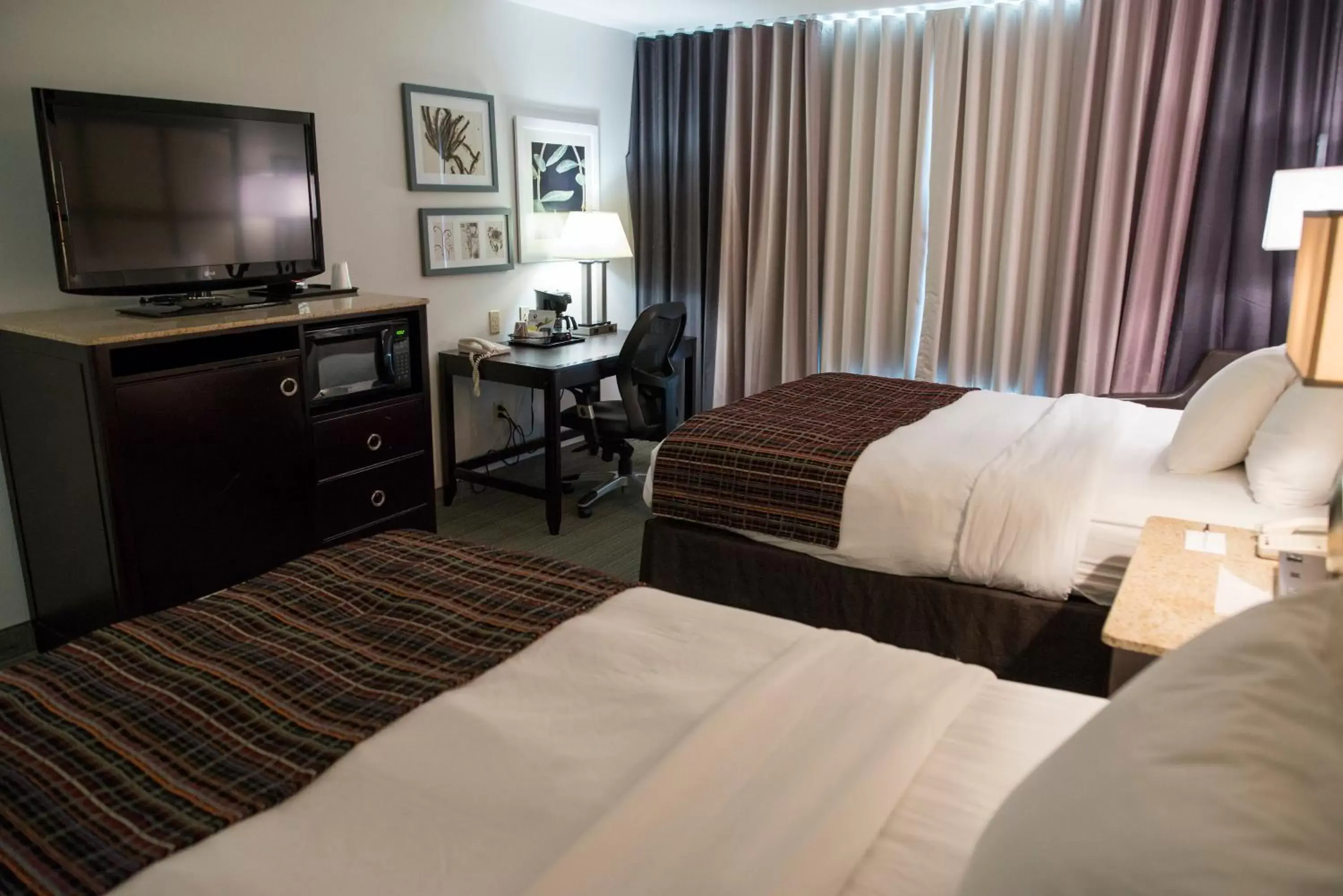 Bed in Country Inn & Suites by Radisson, Effingham, IL