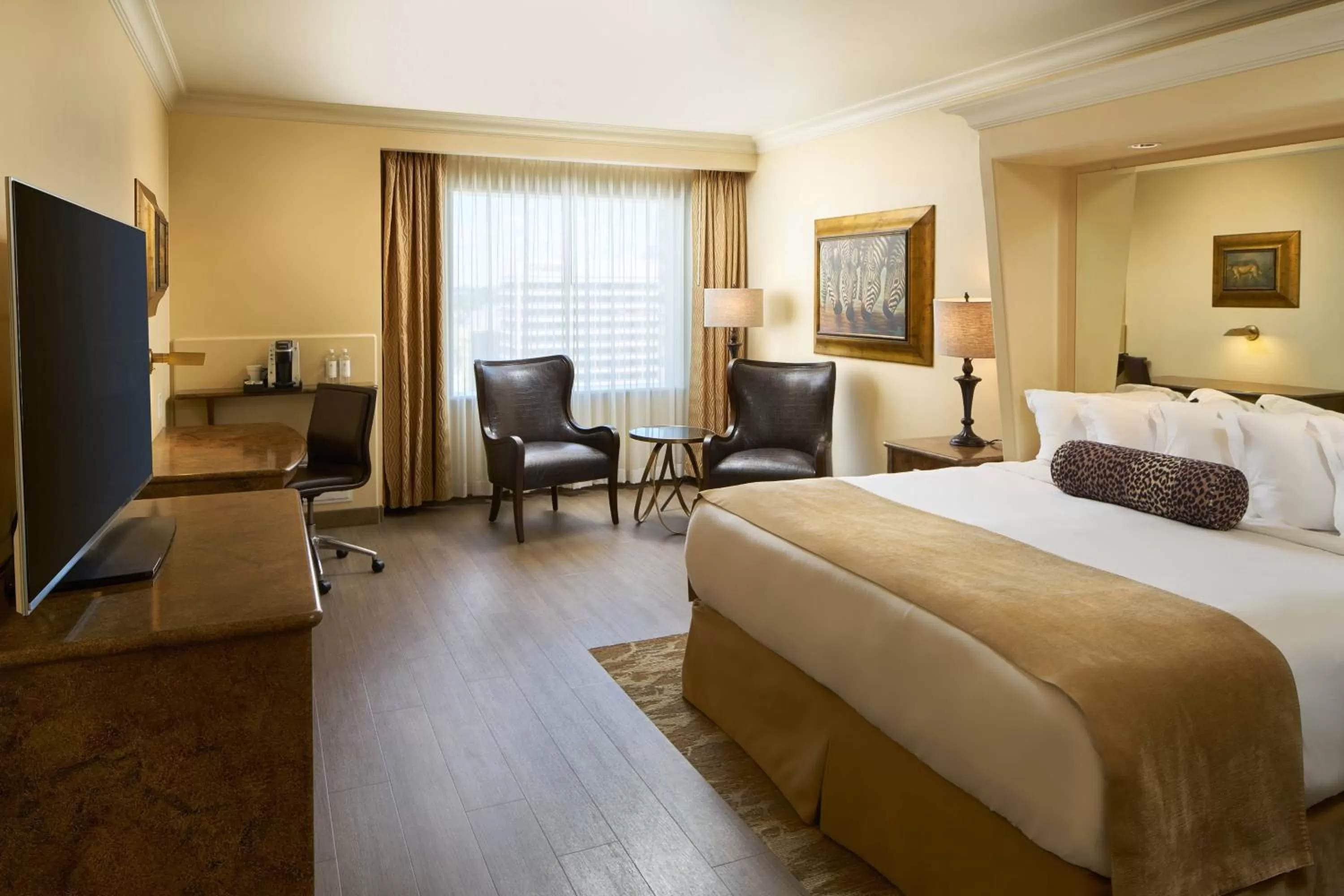 Photo of the whole room, Bed in The Davenport Tower, Autograph Collection