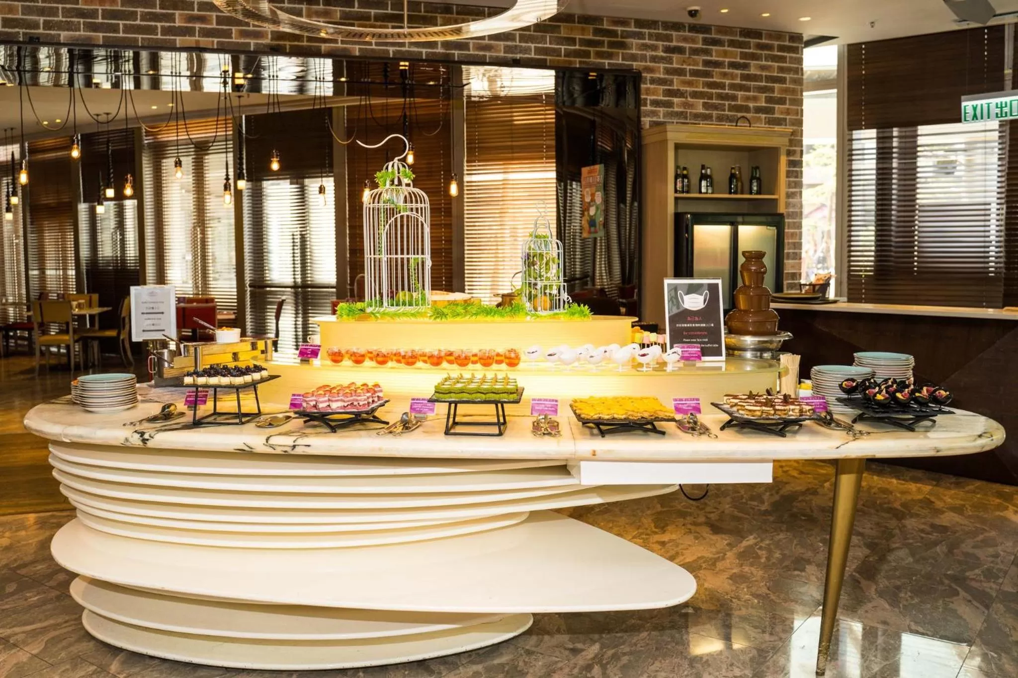 Restaurant/places to eat in Crowne Plaza Hong Kong Kowloon East by IHG