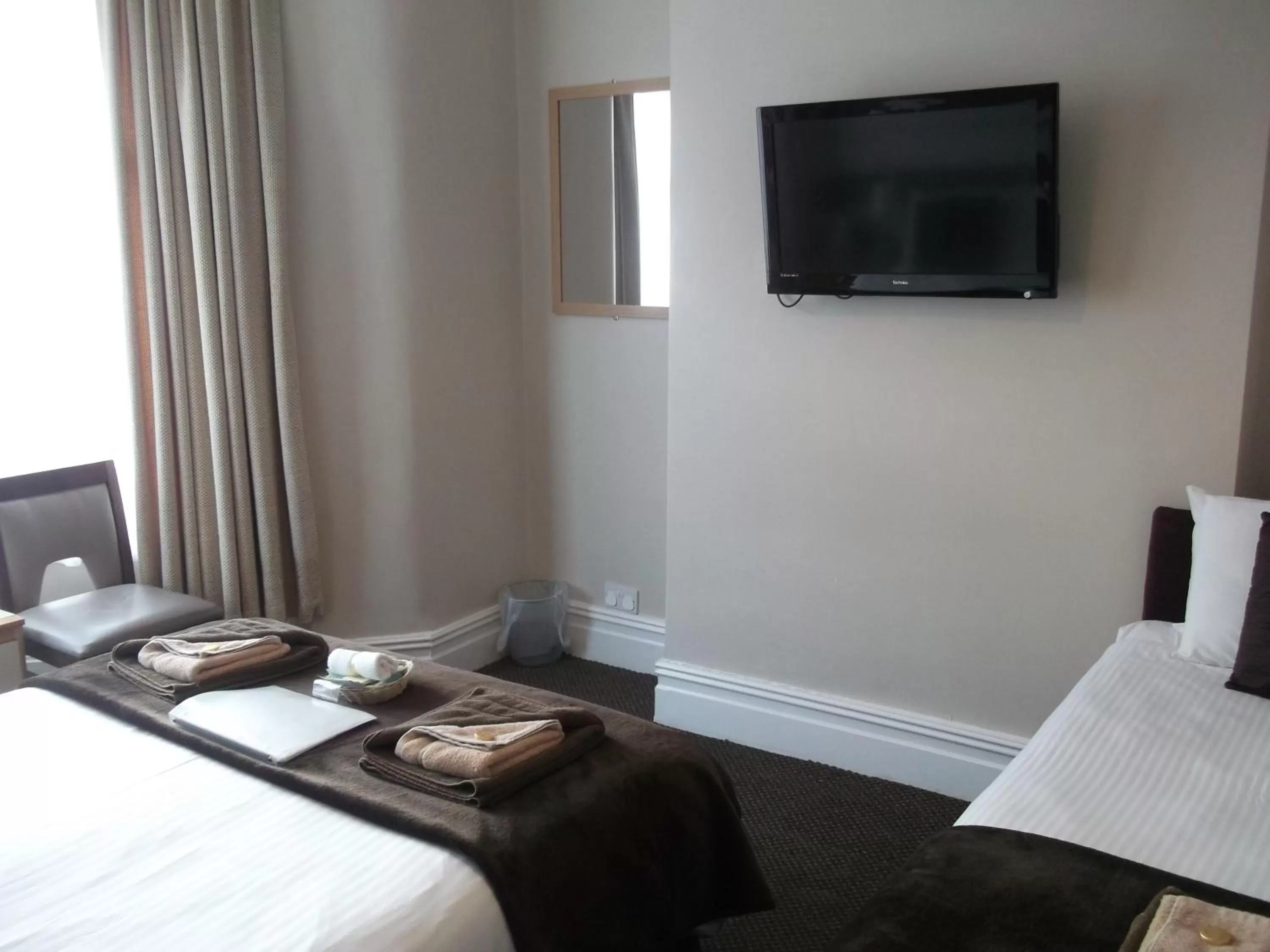 Bedroom, Bed in Atlantis Hotel