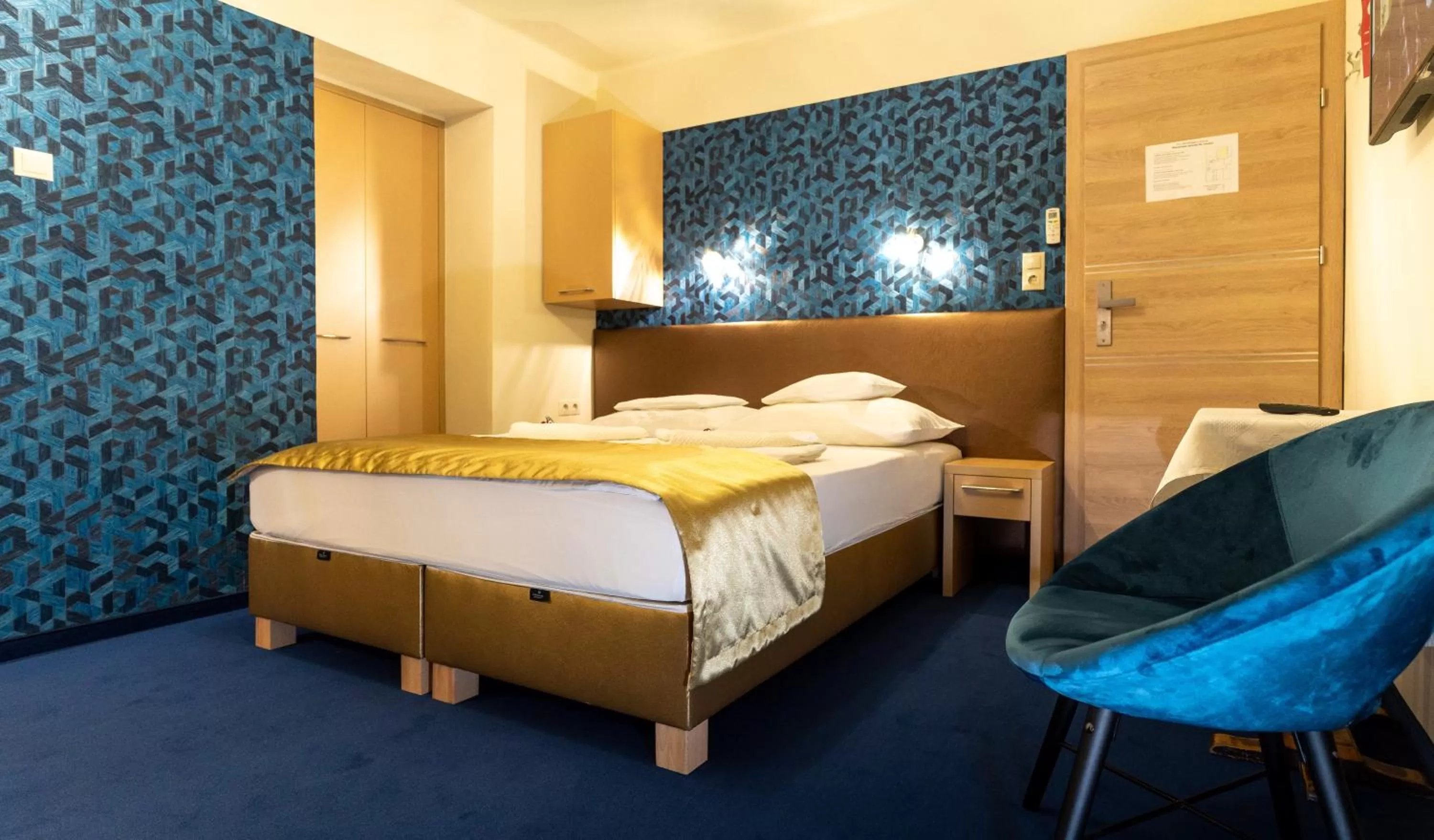 Photo of the whole room, Bed in Teátrum Boutique Hotel