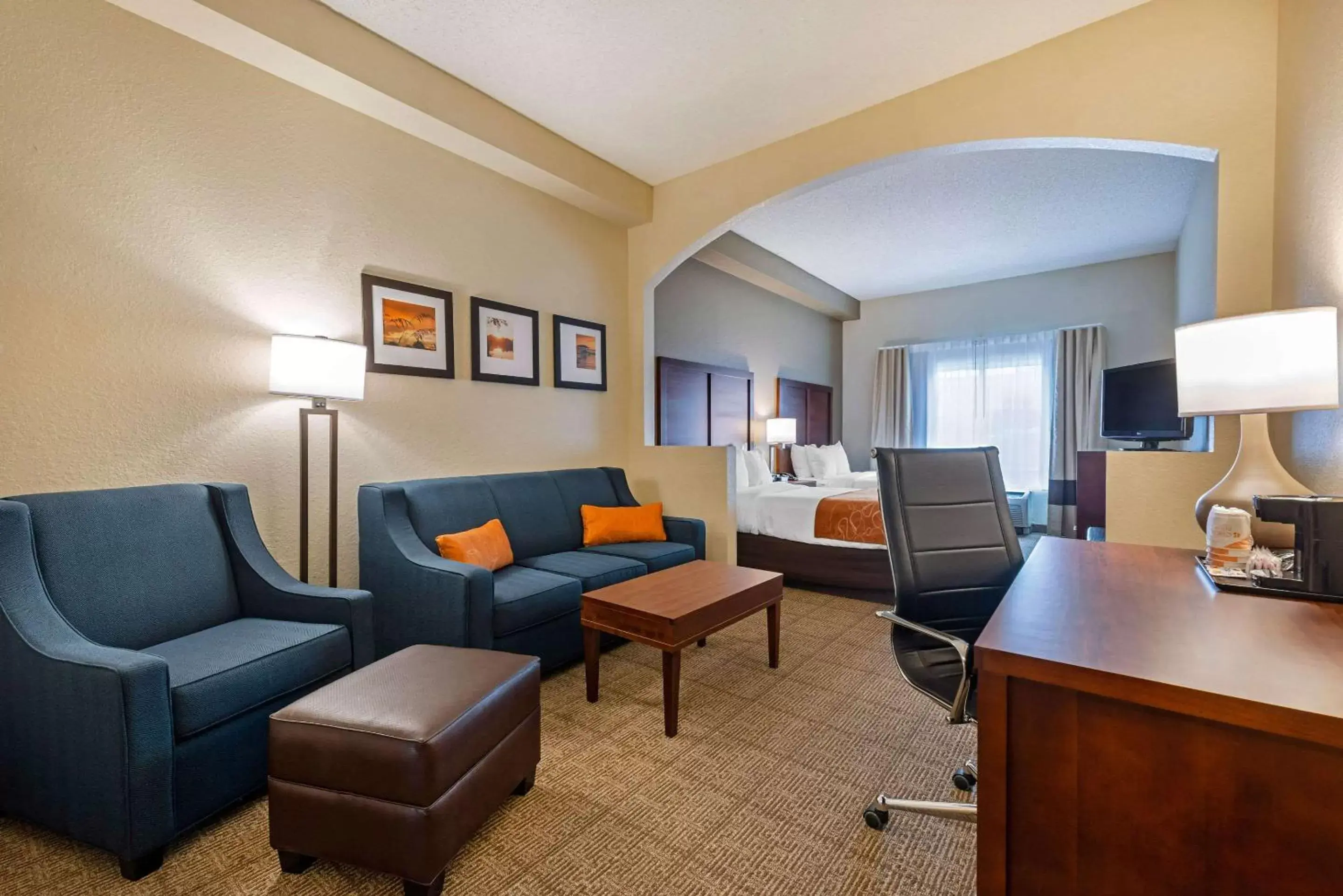 Photo of the whole room, Seating Area in Comfort Suites Downtown