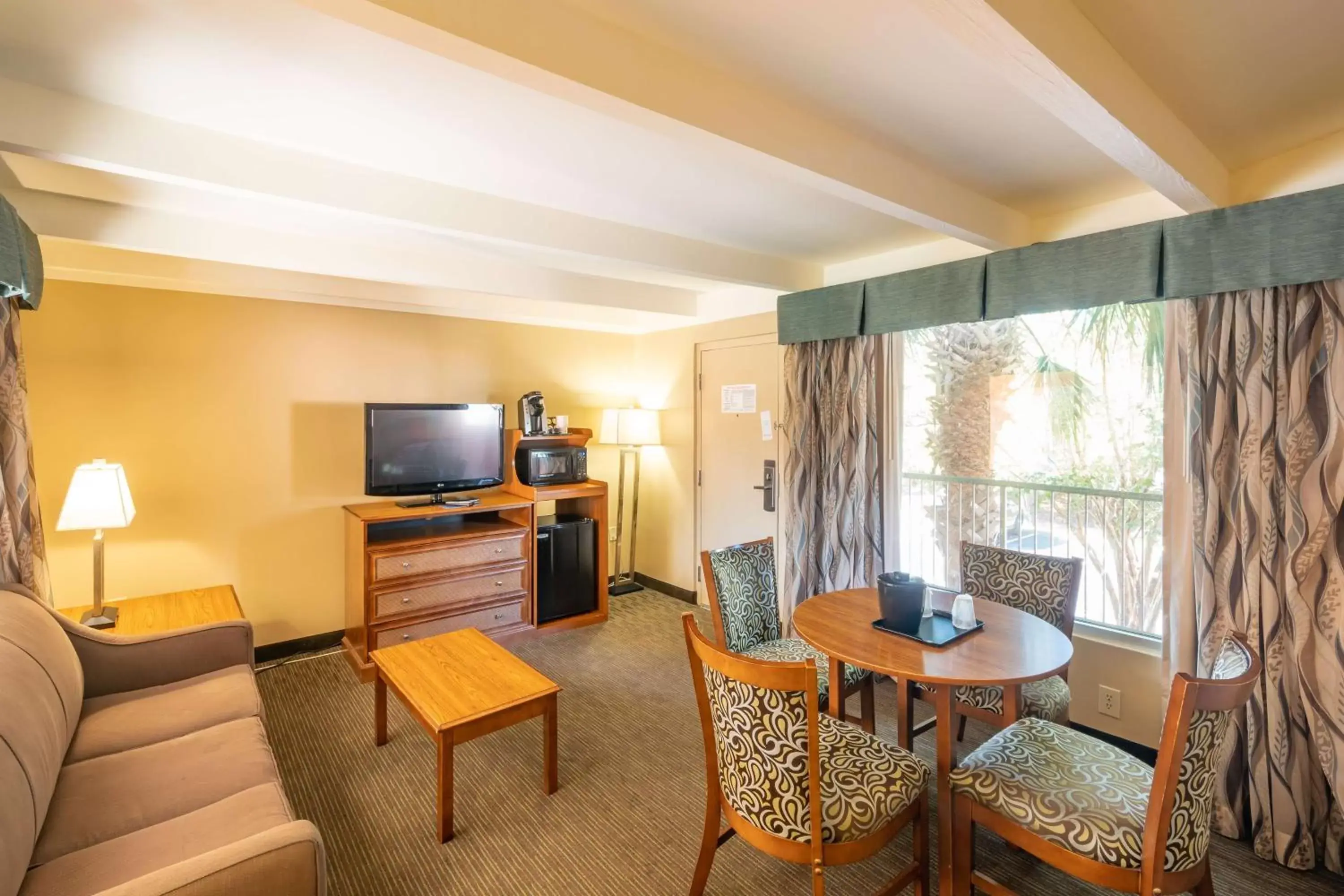 Photo of the whole room, TV/Entertainment Center in Best Western Charleston Inn