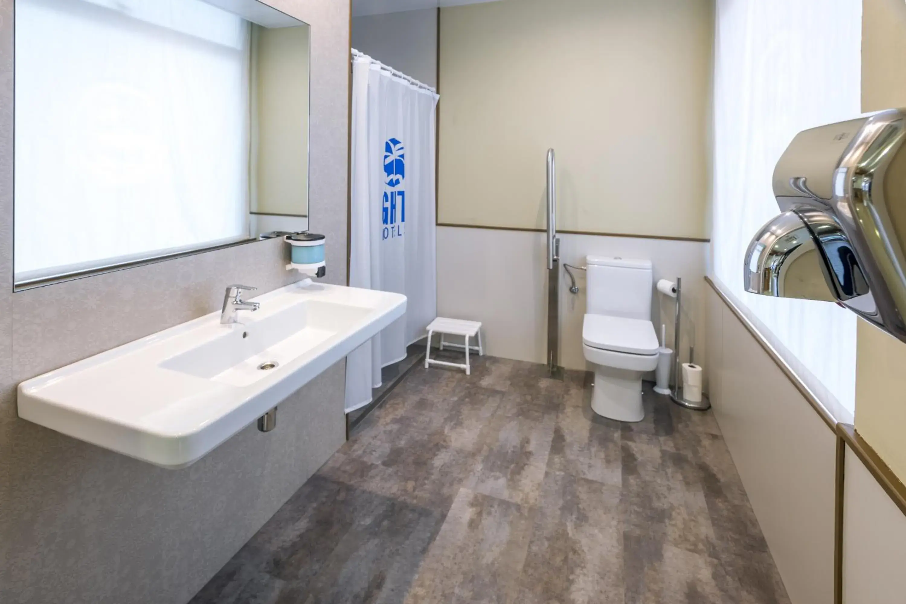 Lobby or reception, Bathroom in GHT Balmes, Hotel-Aparthotel&SPLASH