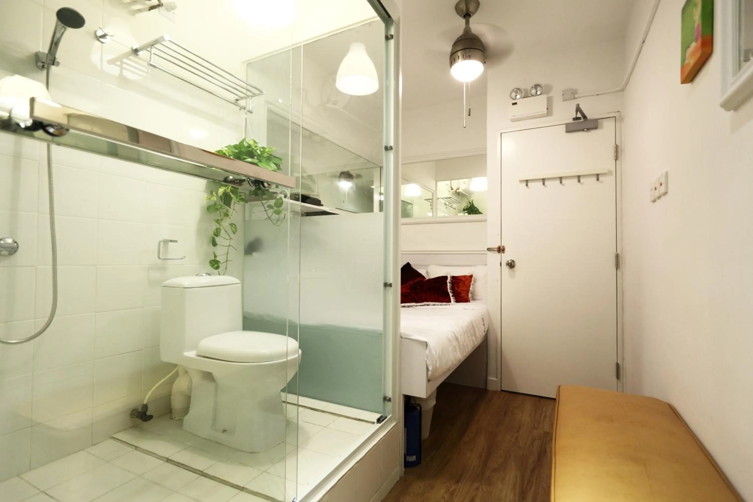Toilet, Bed in Apple lnn Causeway Bay
