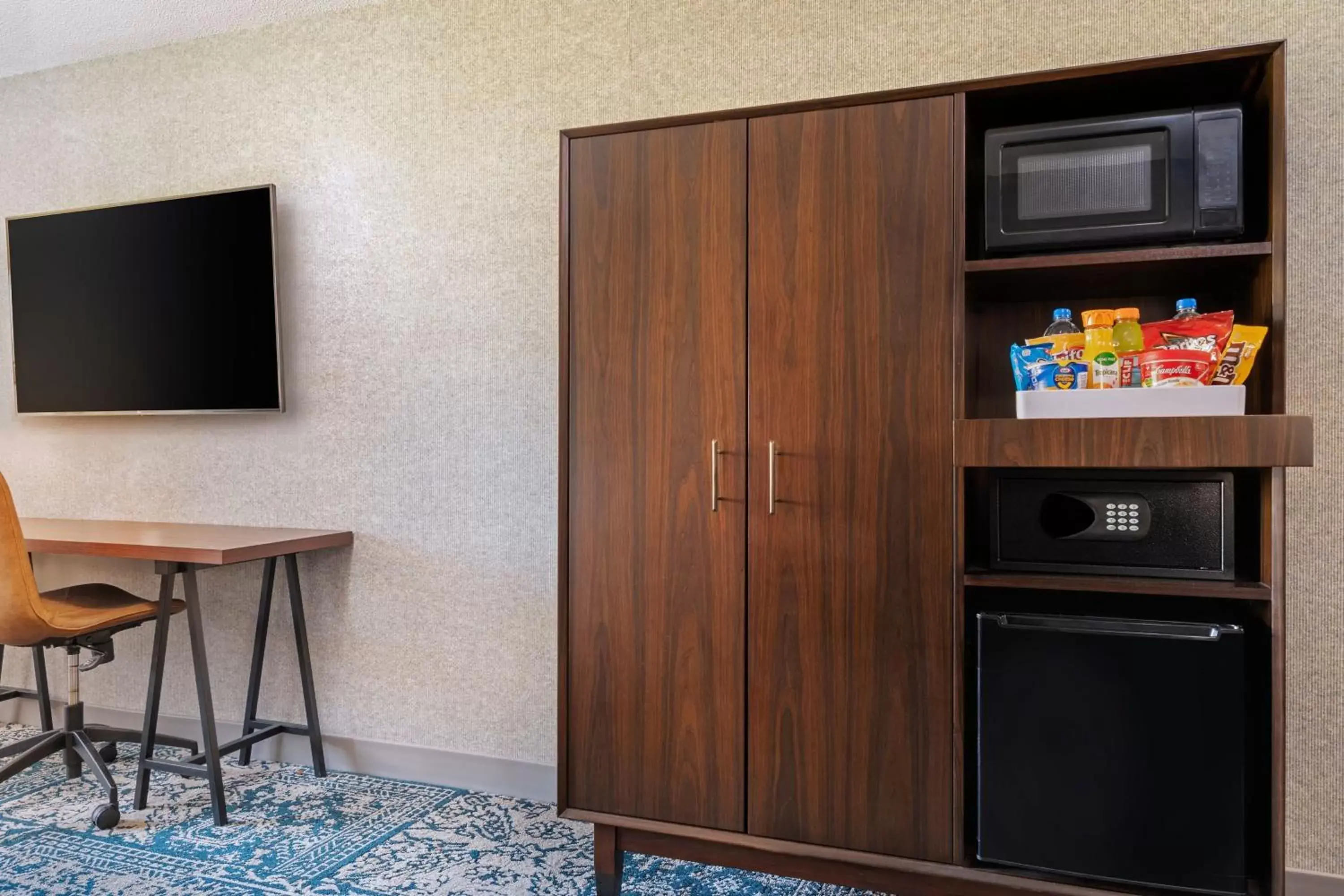 Photo of the whole room, TV/Entertainment Center in Four Points by Sheraton Chicago Schaumburg