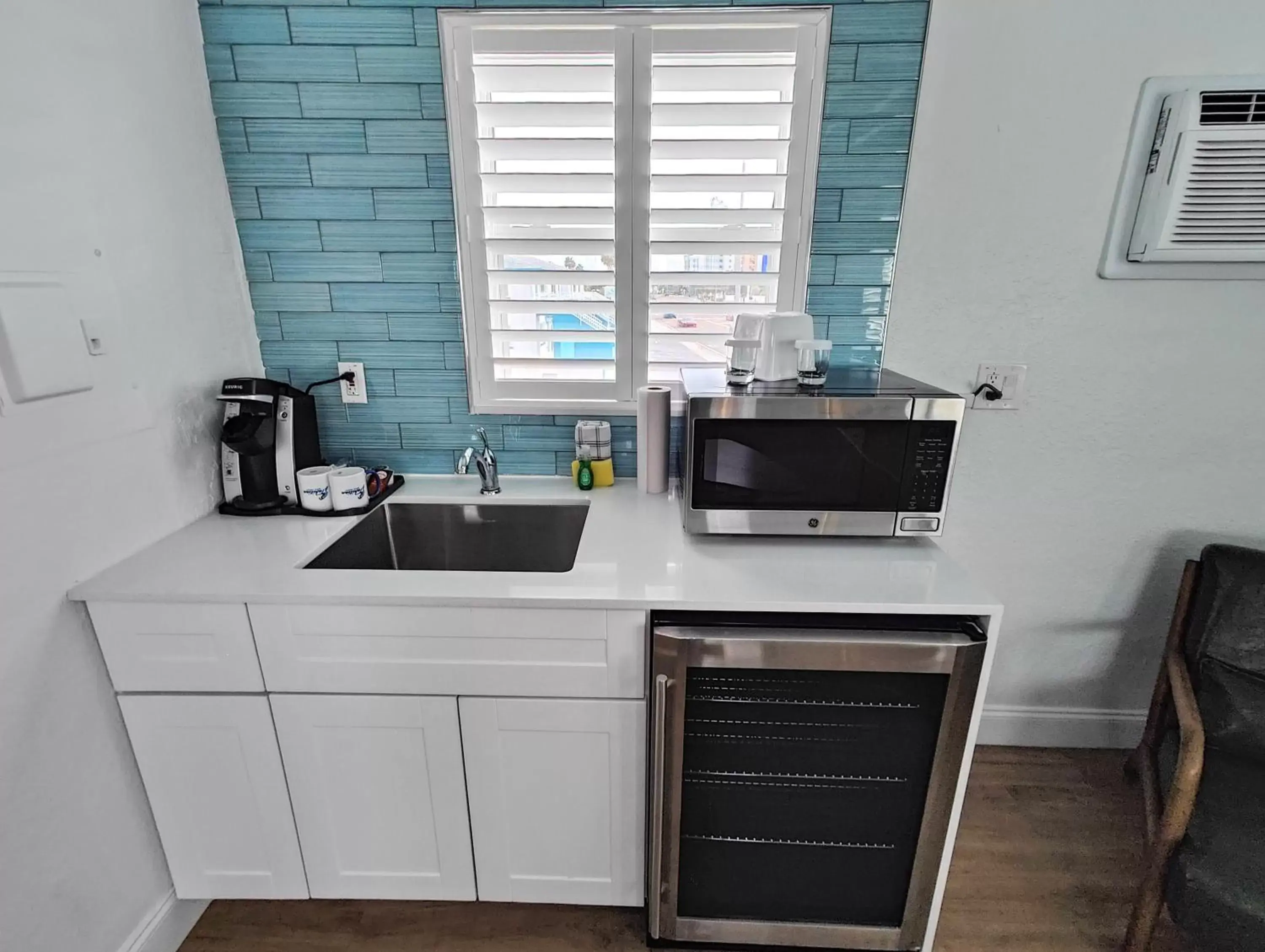 Coffee/tea facilities, Kitchen/Kitchenette in Tahitian Beach Resort