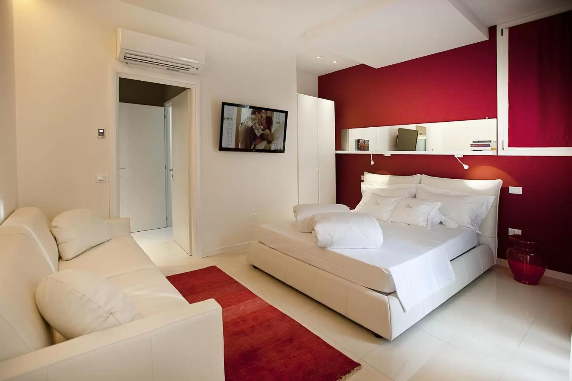 Bedroom, Bed in Opera Relais De Charme - Aparthotel