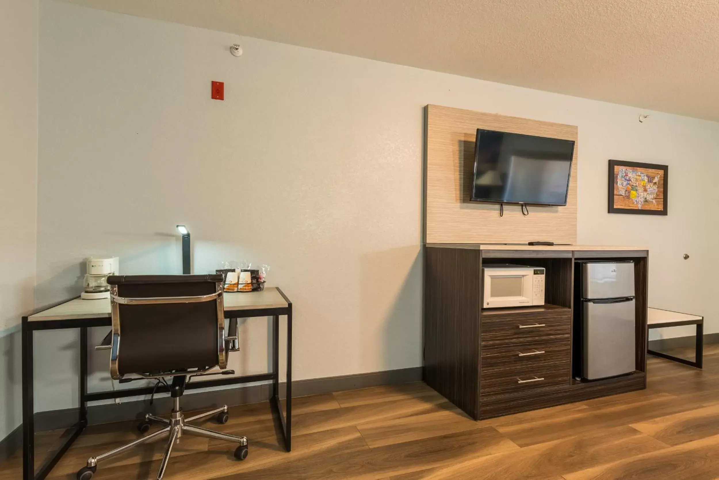 TV and multimedia, TV/Entertainment Center in Quality Inn & Suites Manitou Springs at Pikes Peak