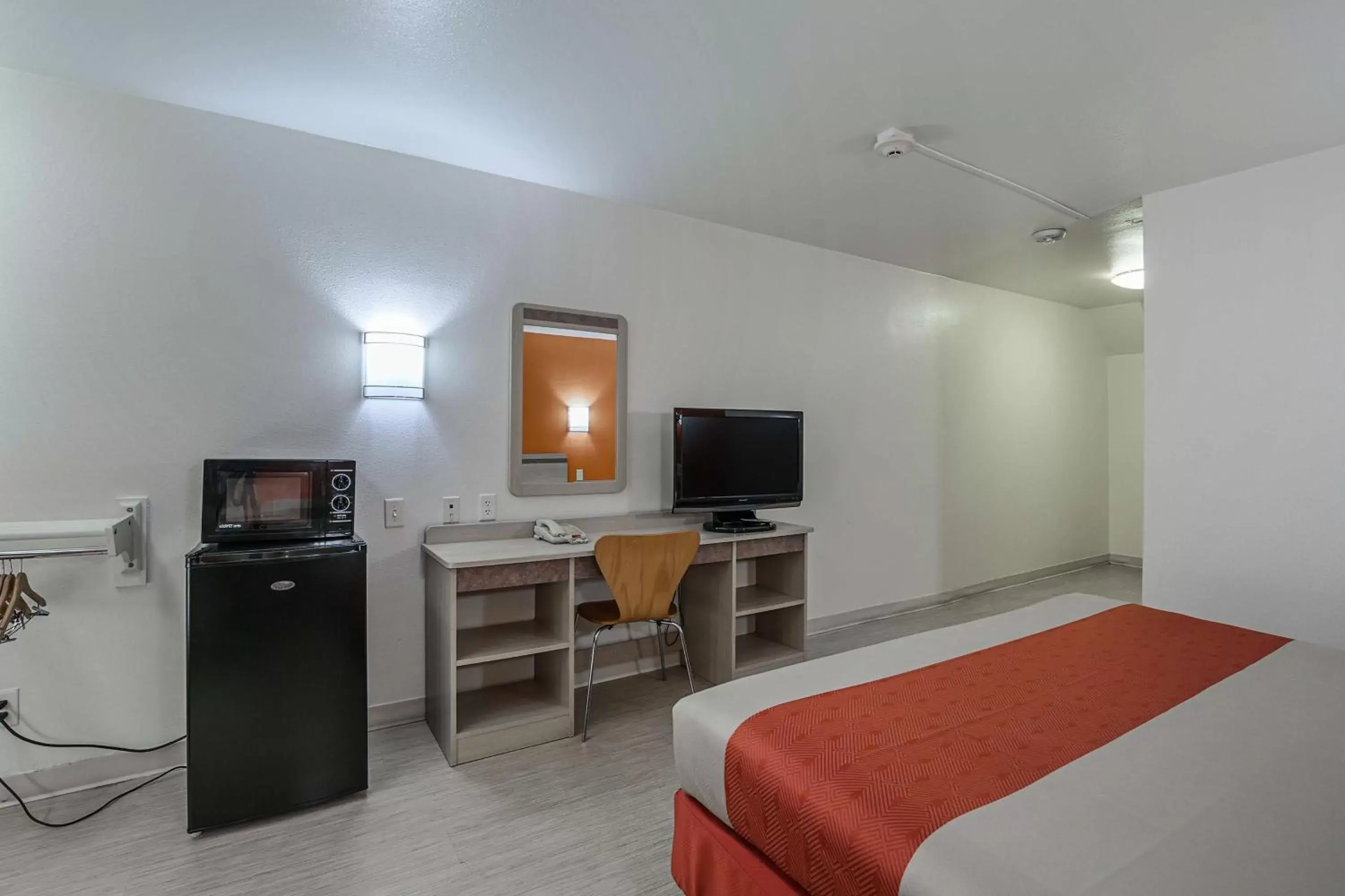 TV and multimedia, TV/Entertainment Center in Motel 6-Pasadena, TX