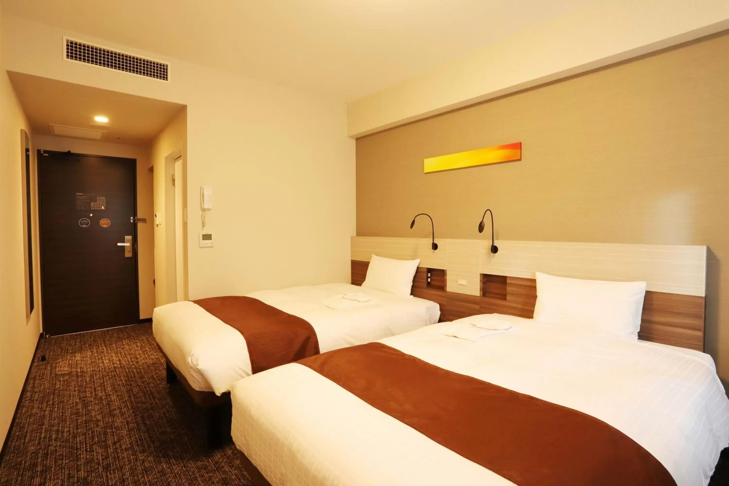 Photo of the whole room, Bed in Smile Hotel Premium Osaka Hommachi Photo of the whole room, Bed in Smile Hotel Premium Osaka Hommachi