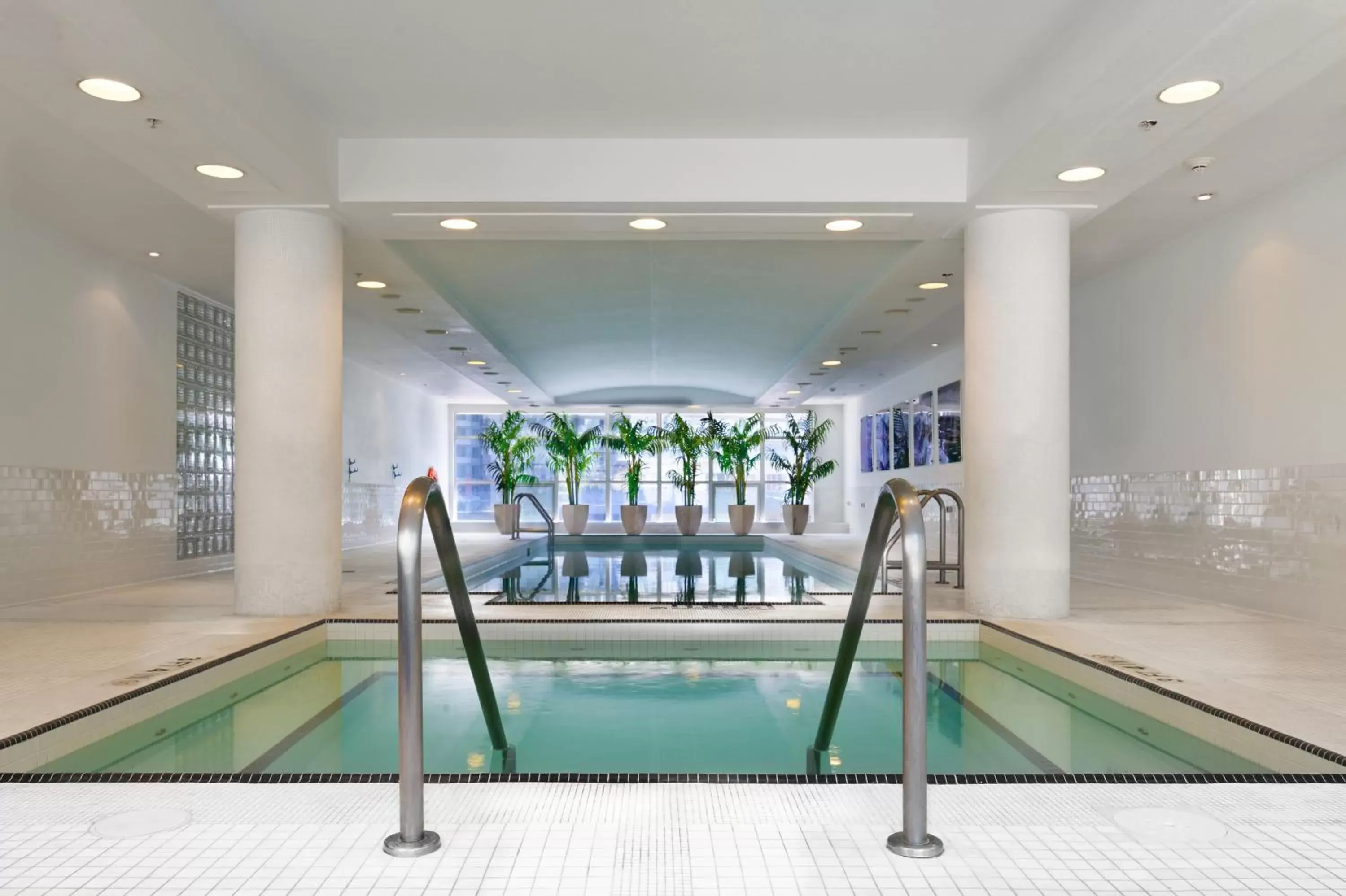 Hot Tub, Swimming Pool in The SoHo Hotel