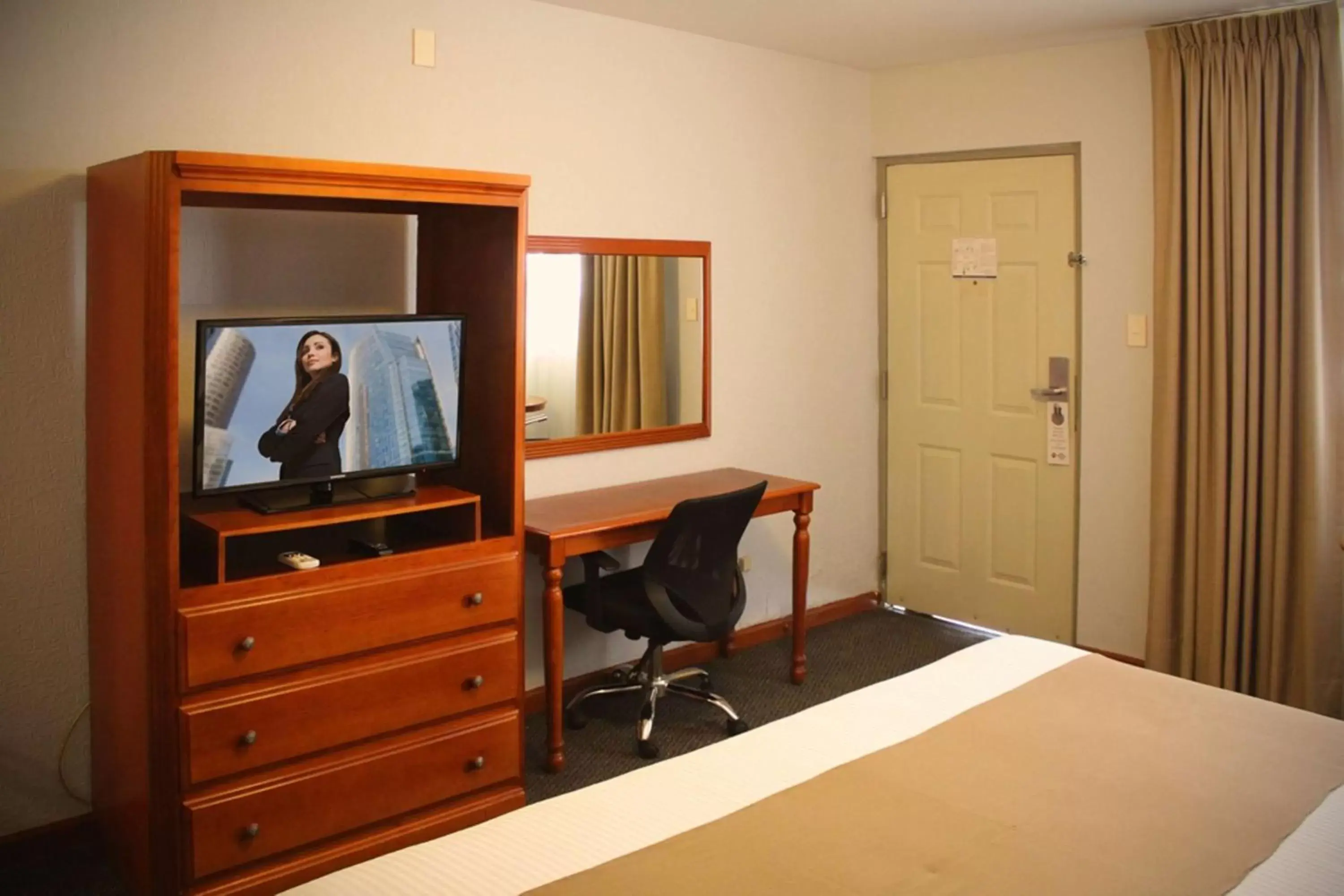 Photo of the whole room, TV/Entertainment Center in Best Western Plus Plaza Vizcaya