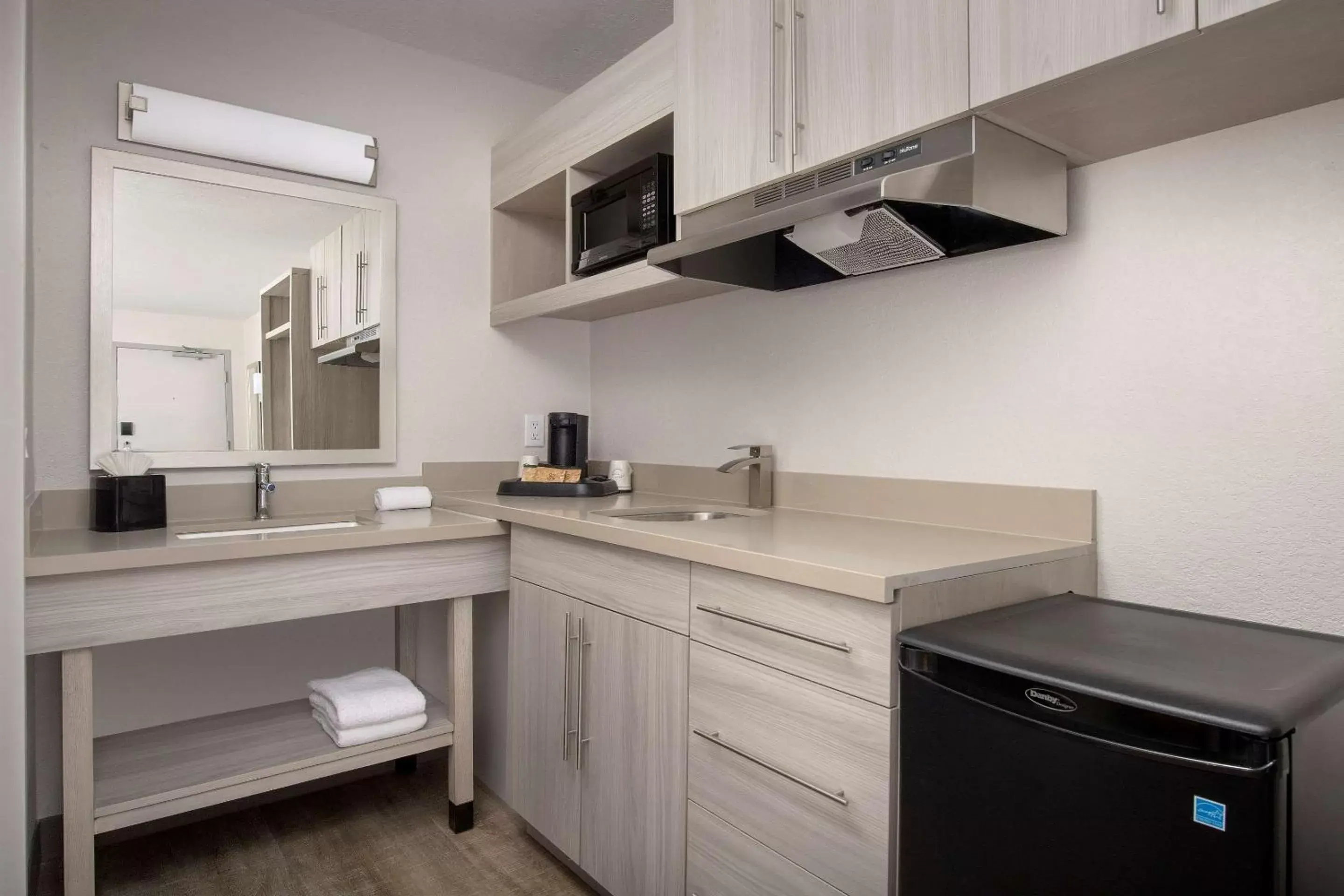 Bathroom, Kitchen/Kitchenette in Quality Inn Atlantic Beach-Mayo Clinic Jax Area