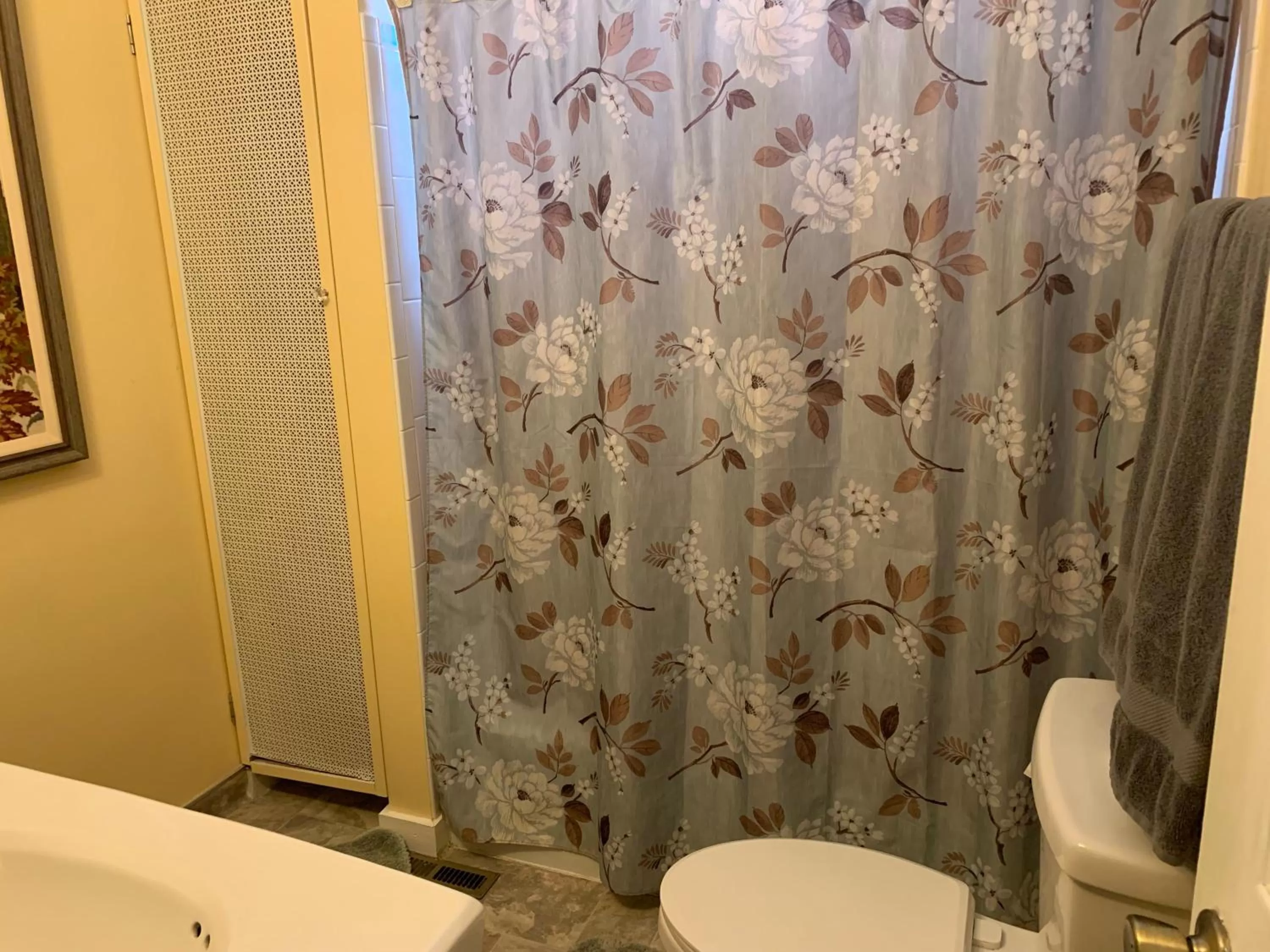 Bathroom in Bard's Inn