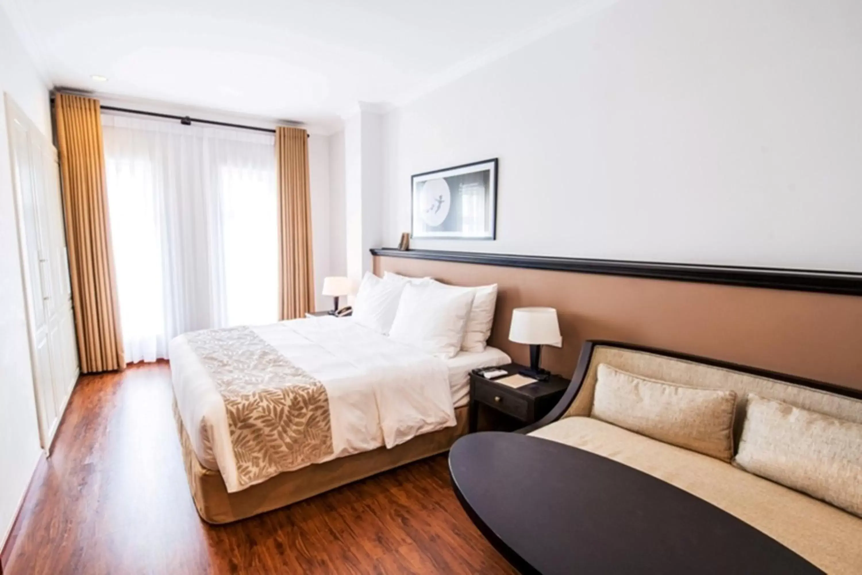 Bedroom, Bed in The Alcove Library Hotel