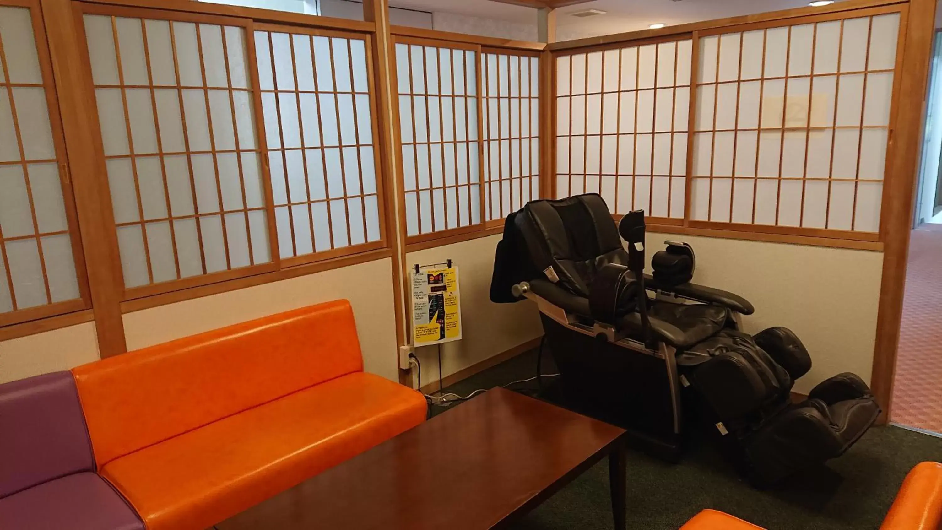 Communal lounge/ TV room, Seating Area in Hotel Oak Forest