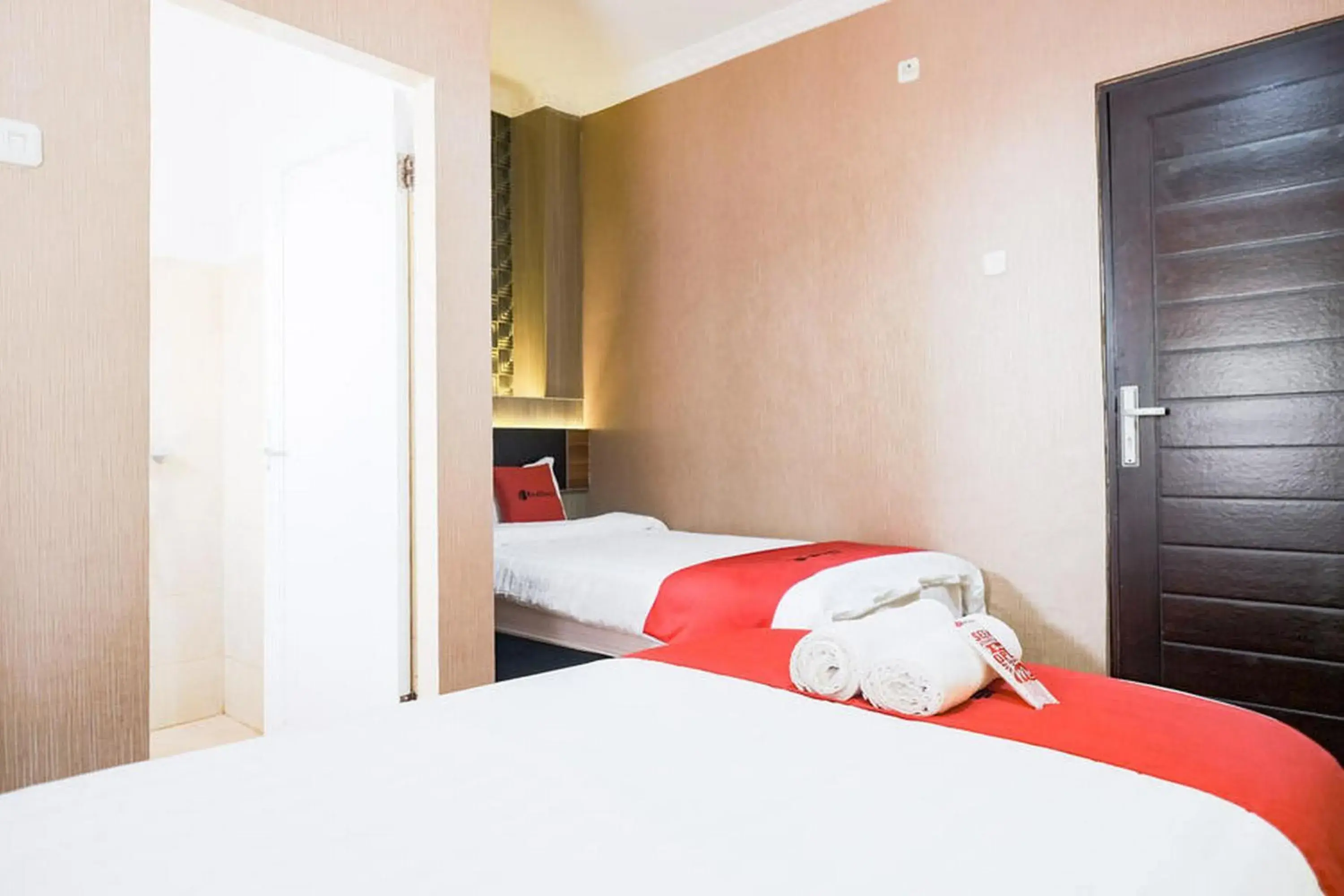 Bed in RedDoorz Plus @ Simpang USU Medan Bed in RedDoorz Plus @ Simpang USU Medan