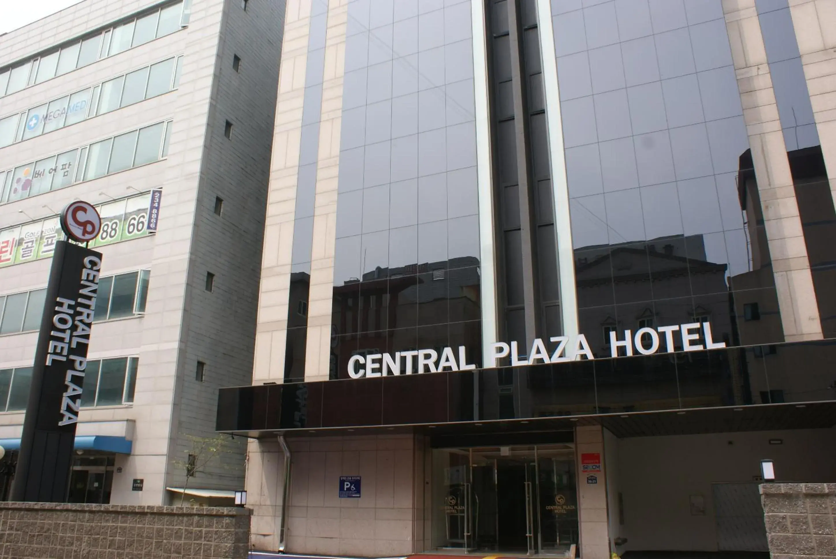 Facade/entrance, Property Building in Central Plaza Suwon Hotel