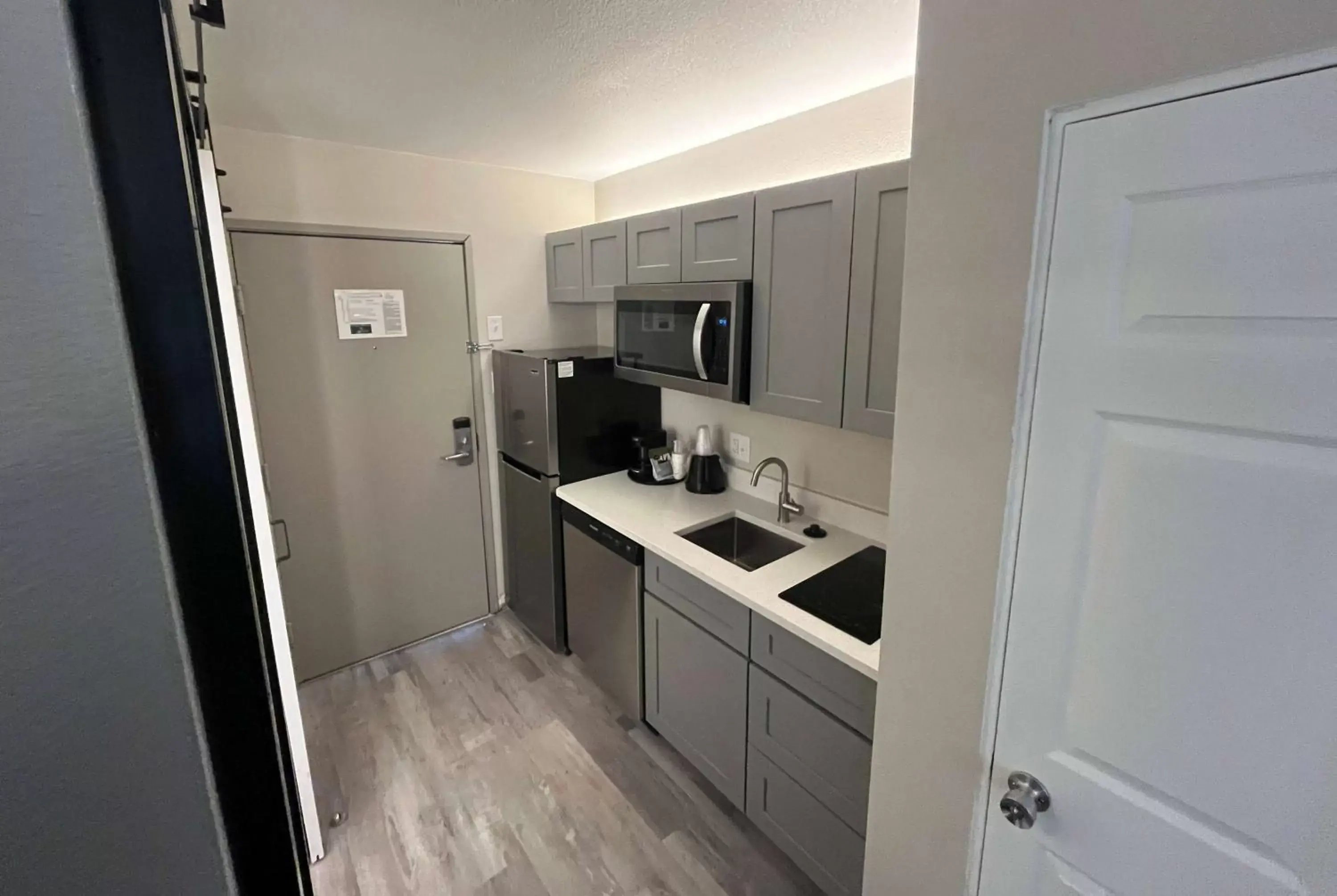 Bed, Kitchen/Kitchenette in La Quinta Inn & Suites by Wyndham Fort Collins, Colorado