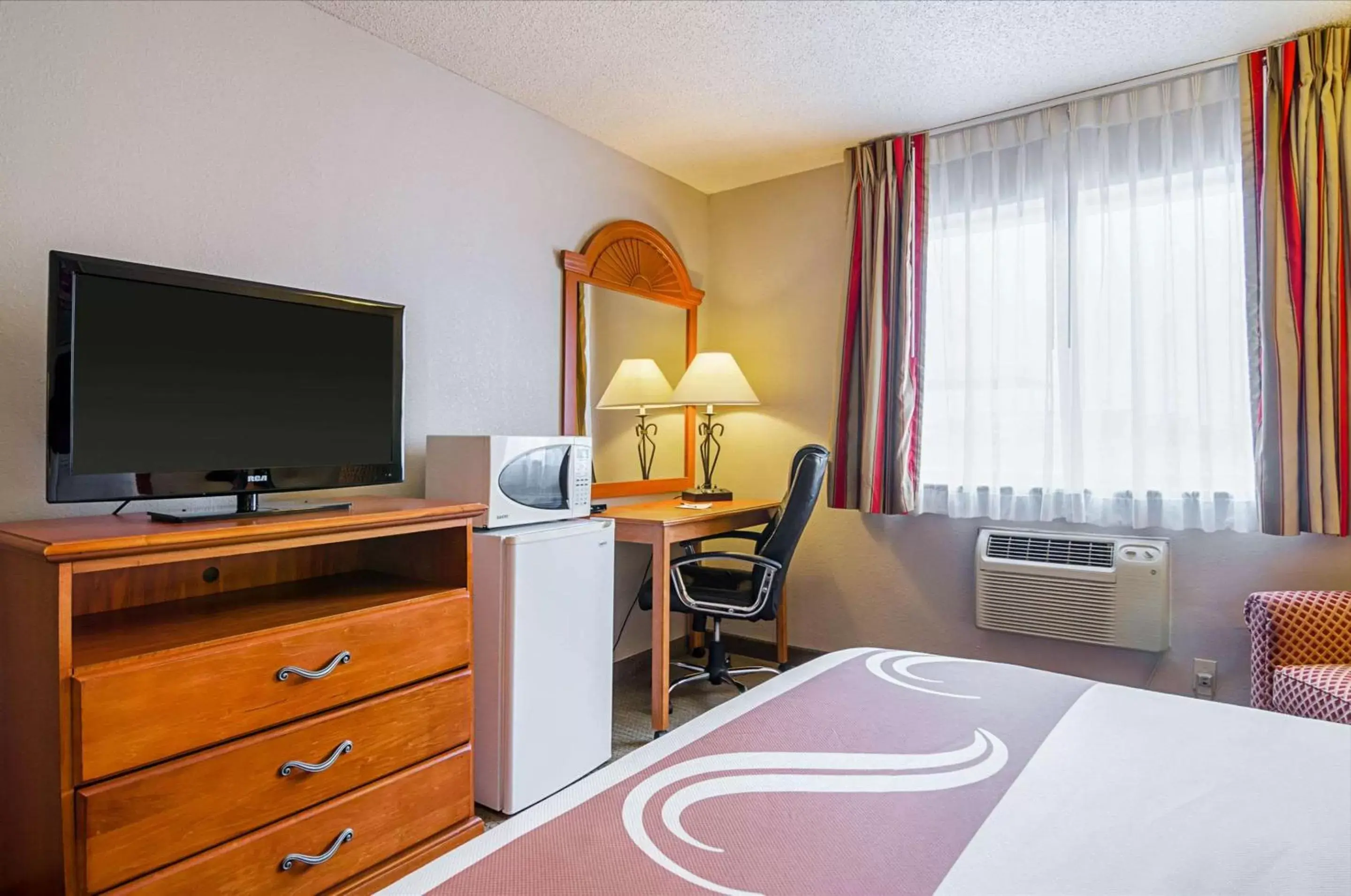 Photo of the whole room, TV/Entertainment Center in Quality Inn Sidney I-80