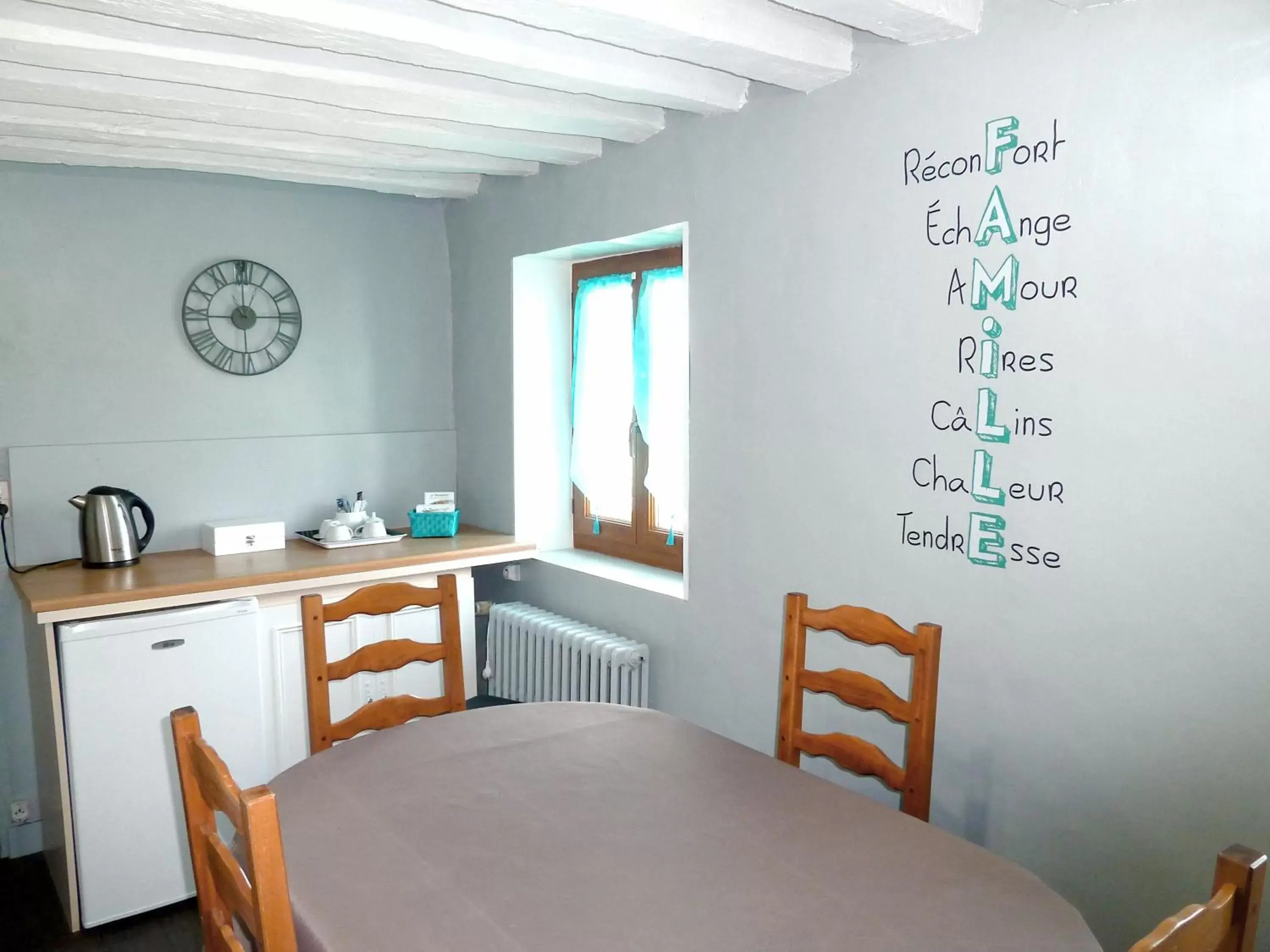 Coffee/tea facilities, Dining Area in La Rossignolerie - La familiale Vigneronne