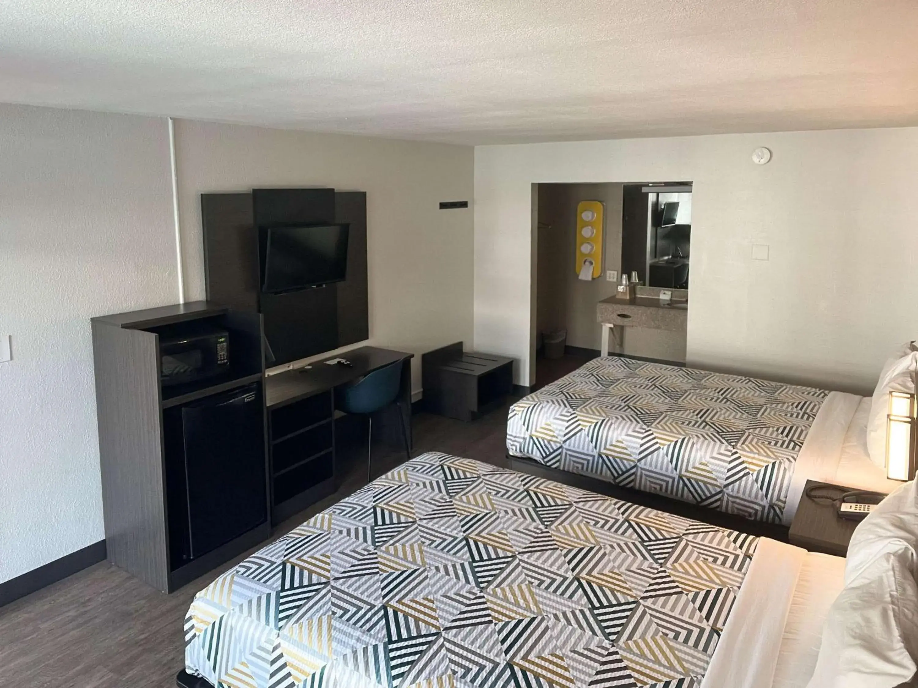 Bedroom, TV/Entertainment Center in Motel 6 Glendale AZ
