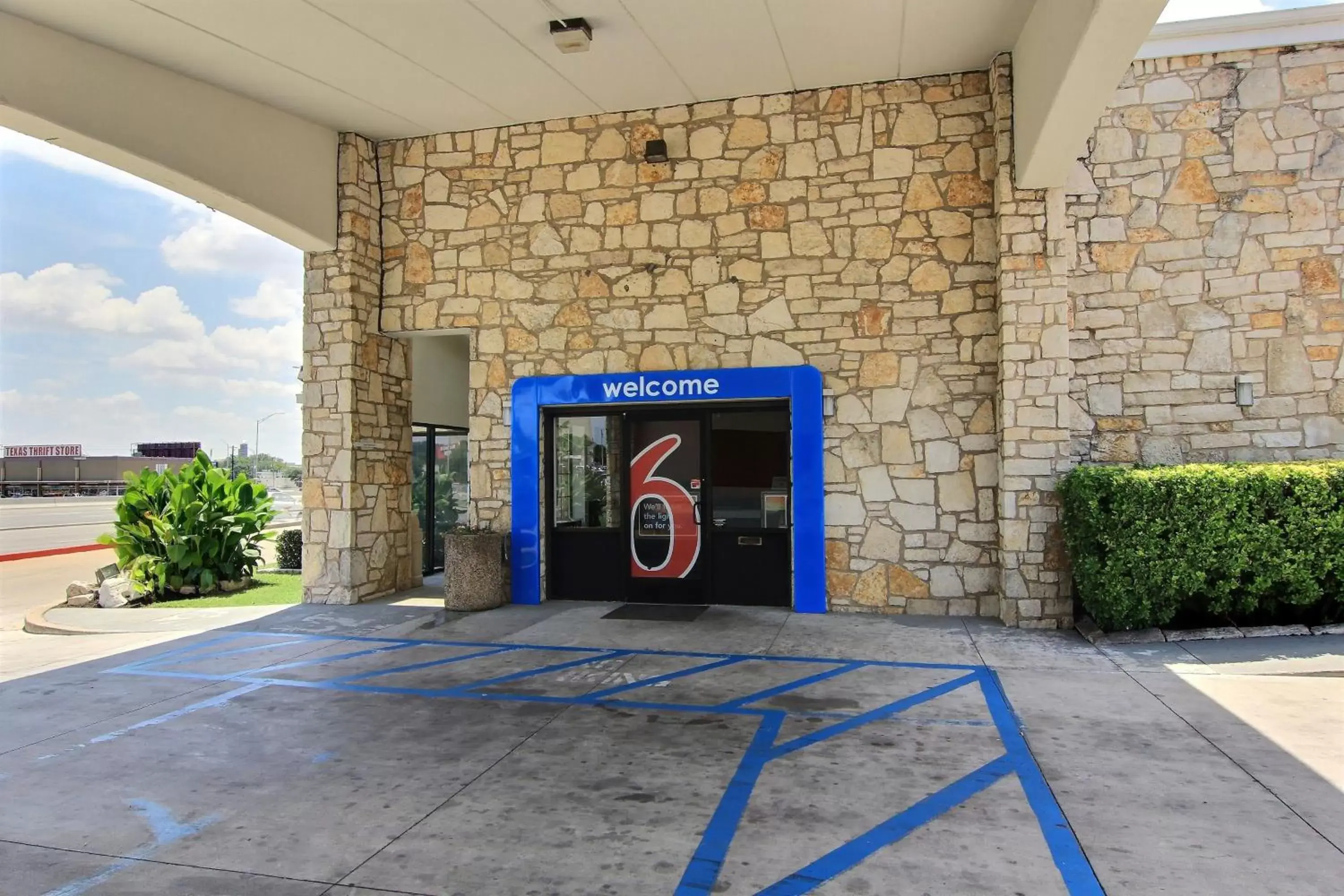 Facade/entrance in Motel 6 Austin, TX - Central Downtown UT