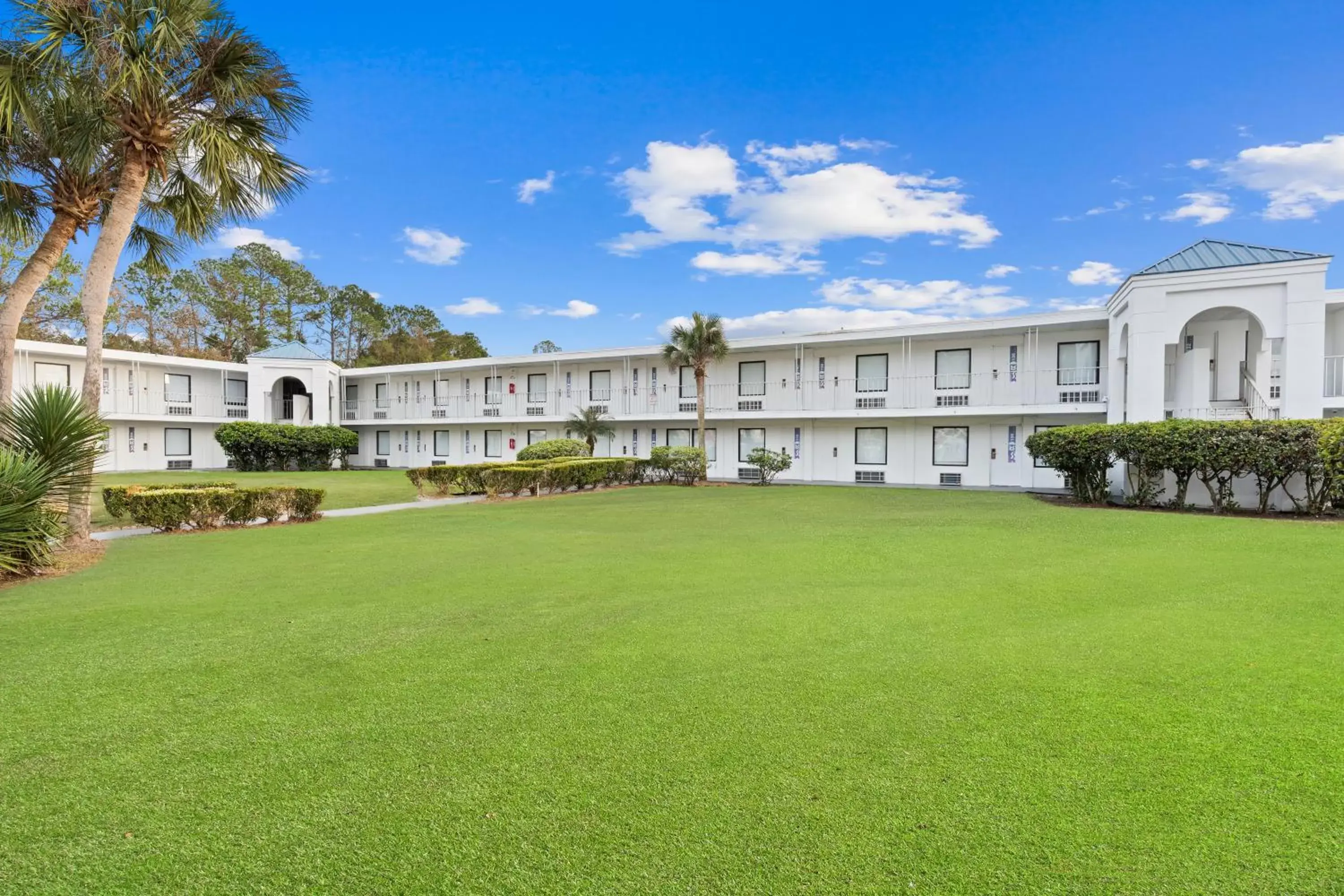 Inner courtyard view, Property Building in Developer Inn & Suites Airport JAX