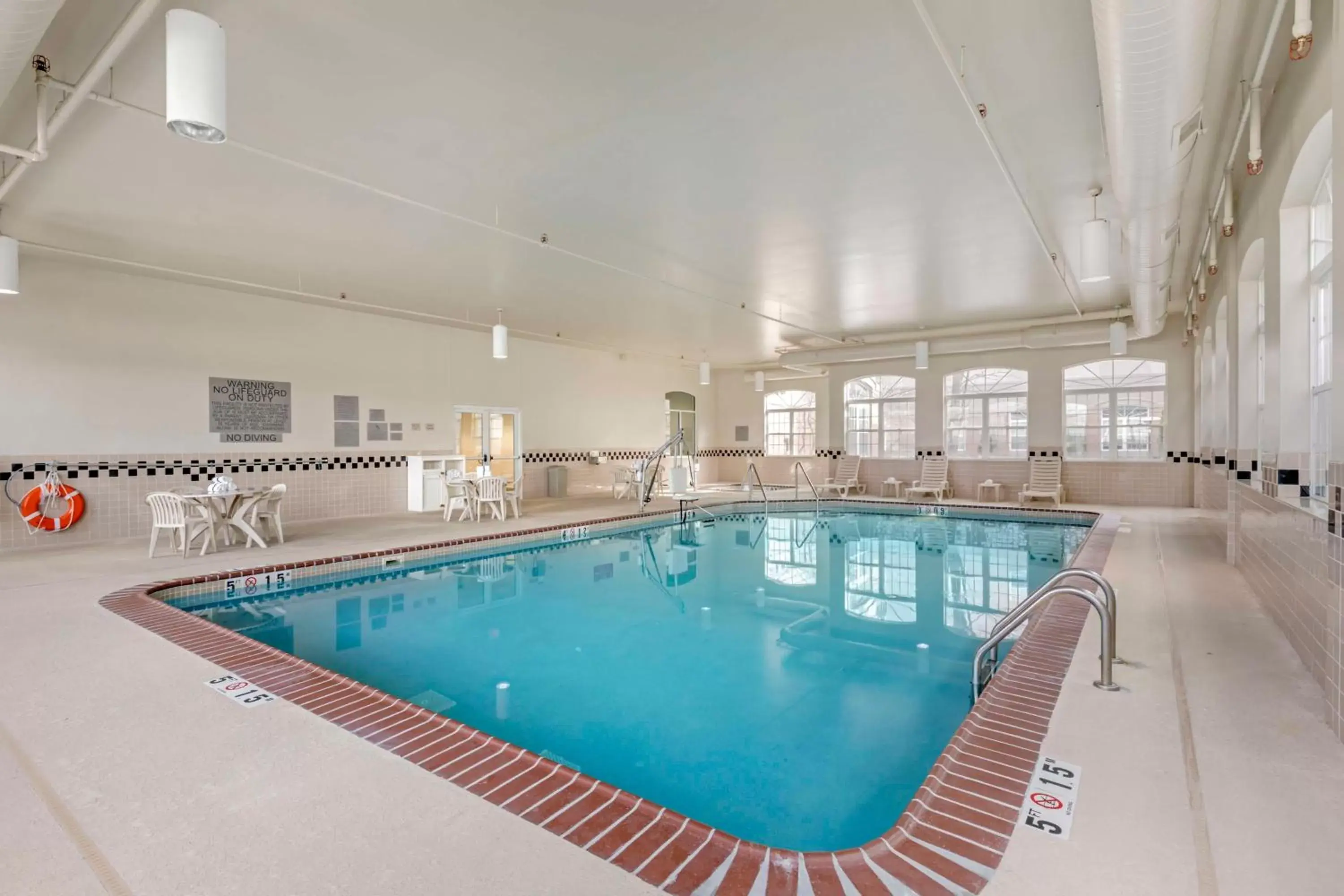 Pool view, Swimming Pool in Country Inn & Suites by Radisson, Elk Grove Village/Itasca