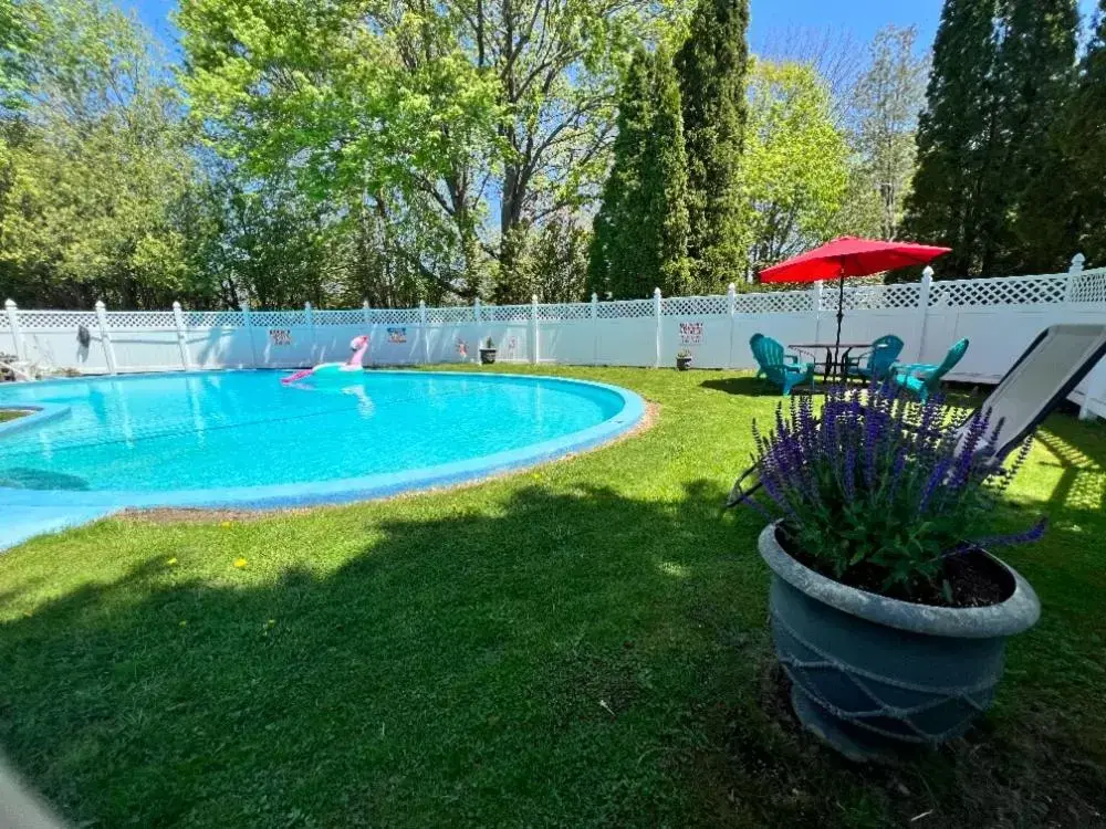 Swimming Pool in Claddagh Motel & Suites