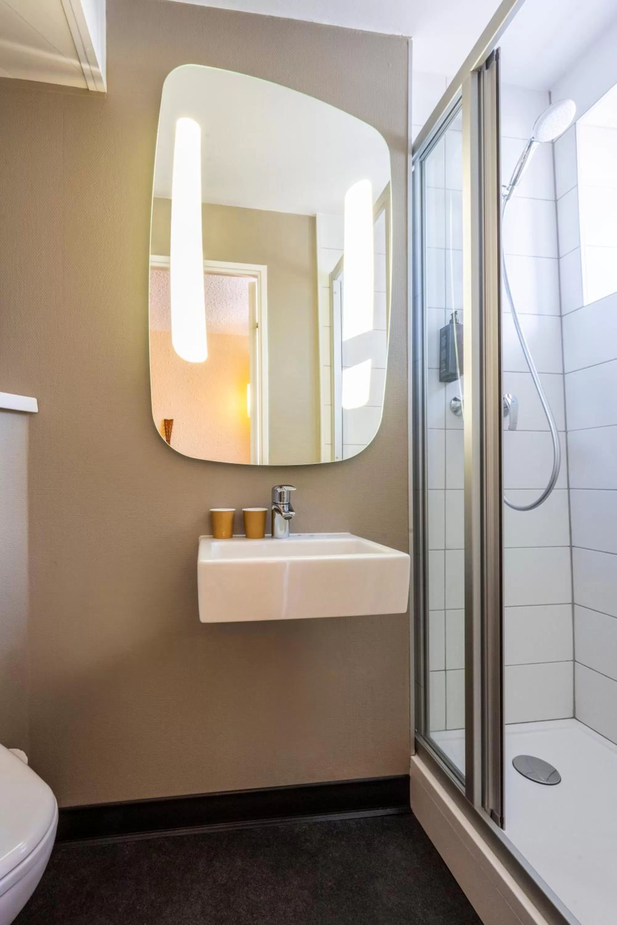 Bathroom in ibis Beaune Centre