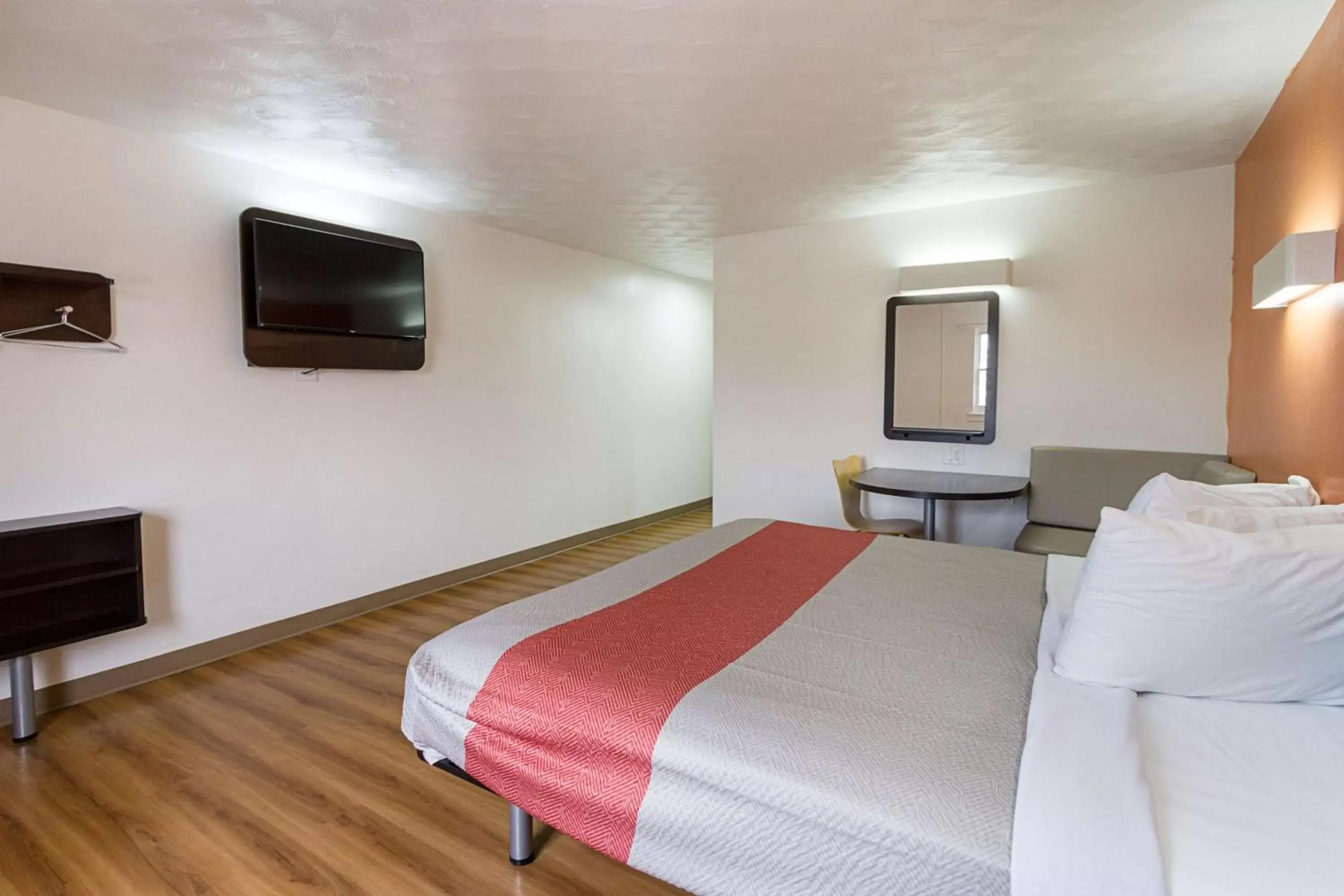 TV and multimedia, Bed in Motel 6-Sidney, OH TV and multimedia, Bed in Motel 6-Sidney, OH