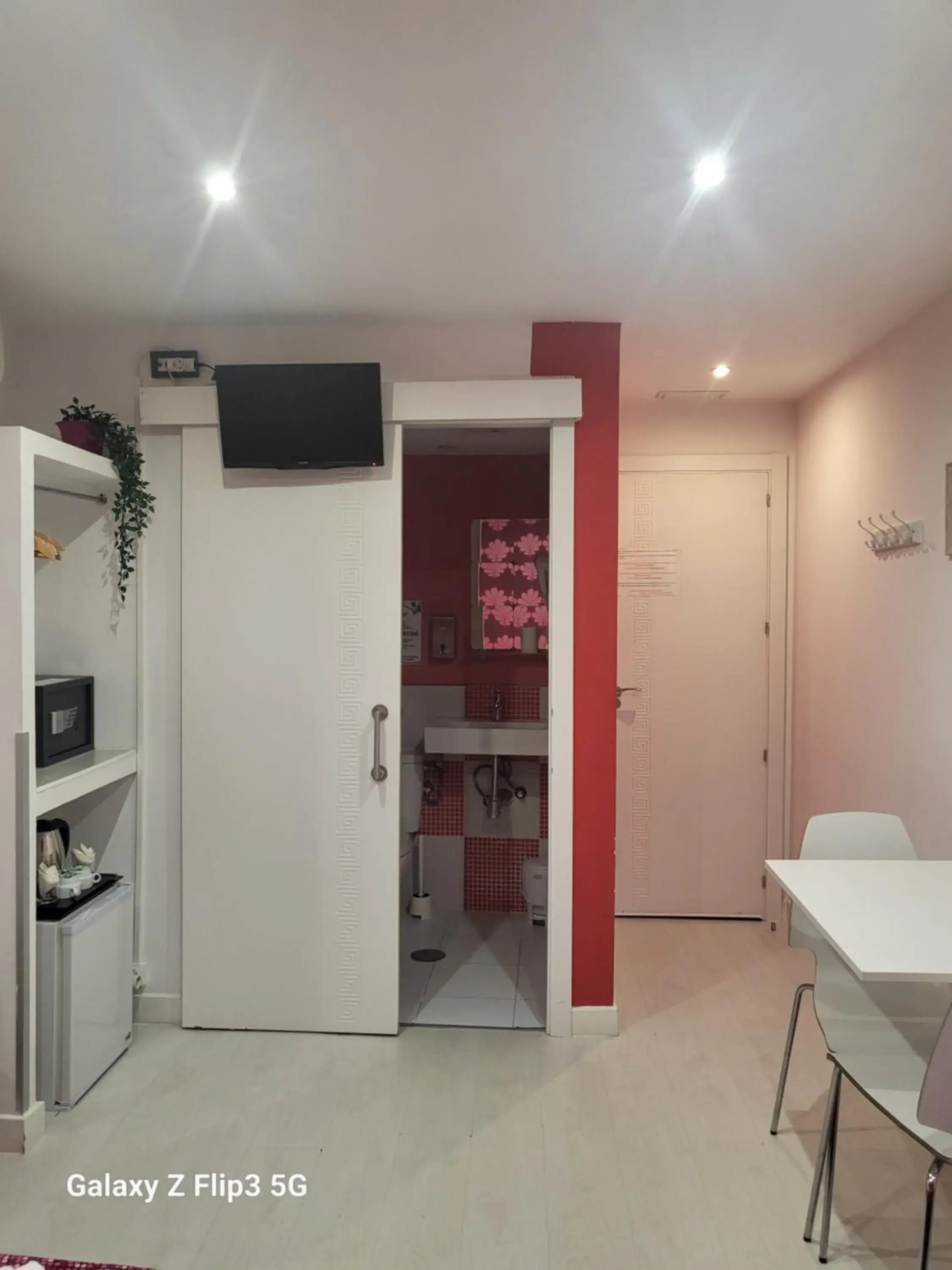Photo of the whole room, Kitchen/Kitchenette in Hostal Inn Madrid