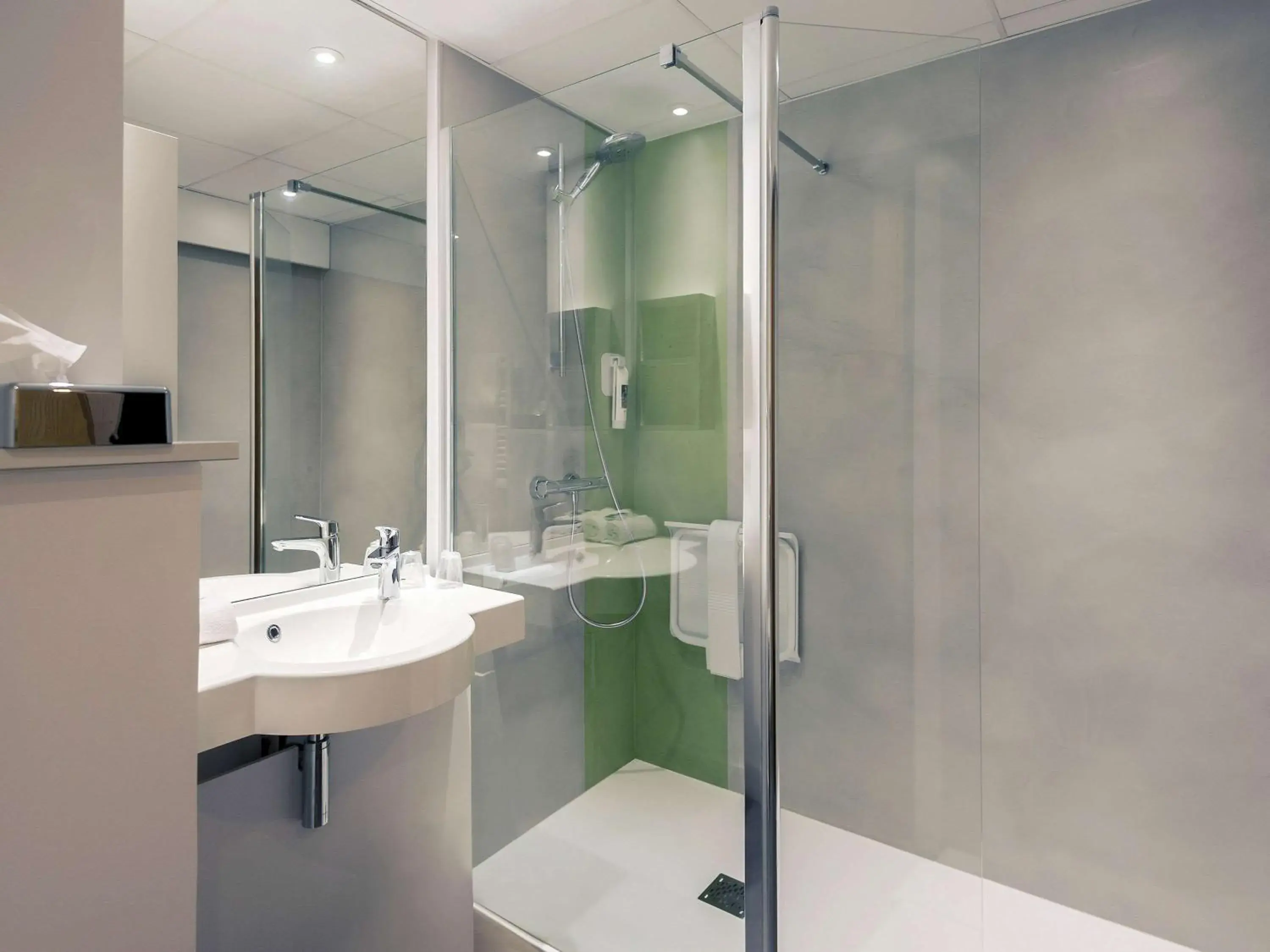 Photo of the whole room, Bathroom in Mercure Niort Marais Poitevin