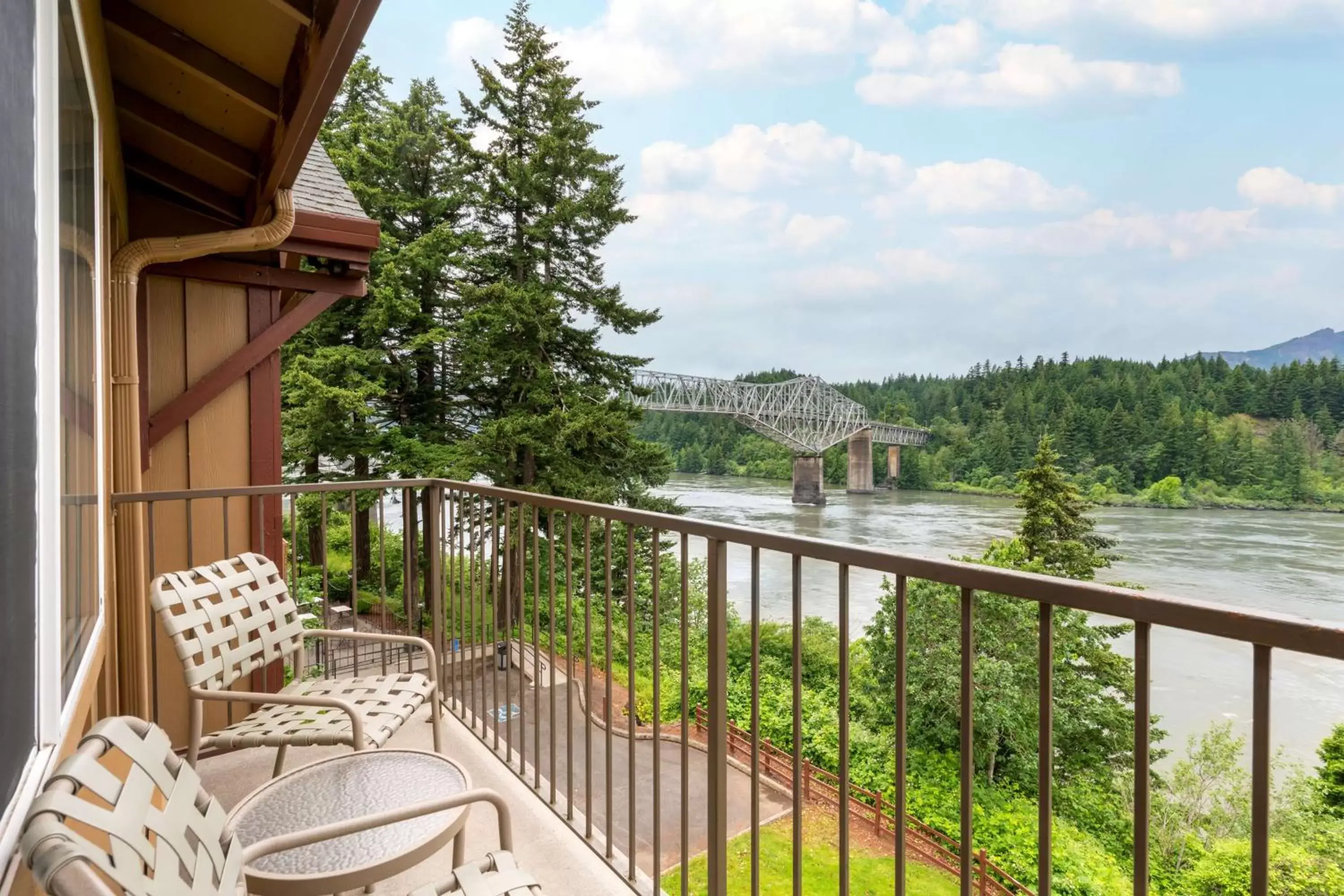 Property building, Balcony/Terrace in Best Western Plus Columbia River Inn