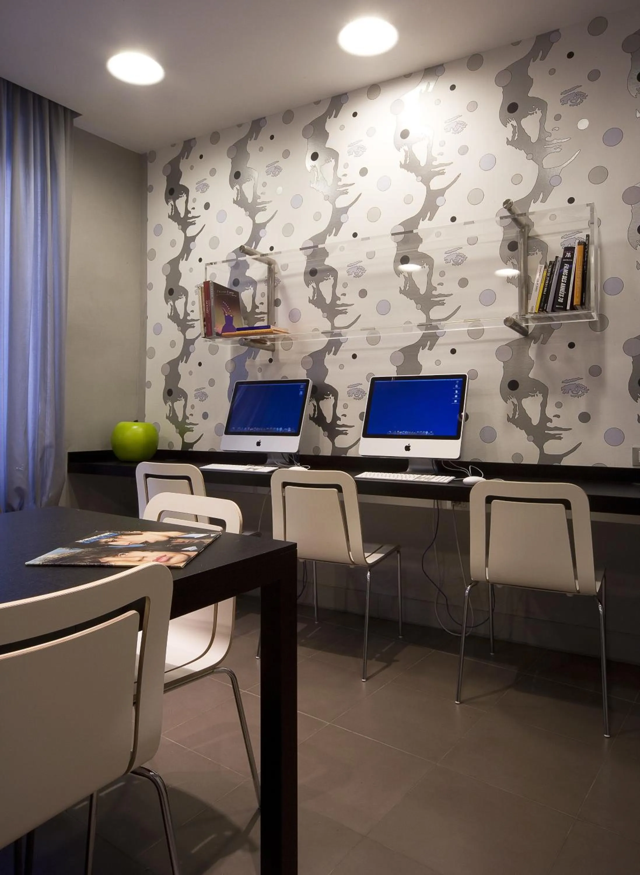 Communal lounge/ TV room in Hotel Universo - WTB Hotels