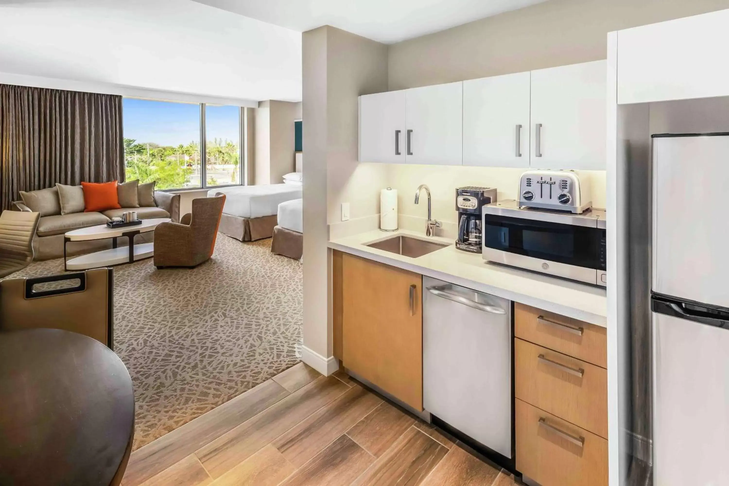 Bedroom, Kitchen/Kitchenette in Hilton Miami Dadeland