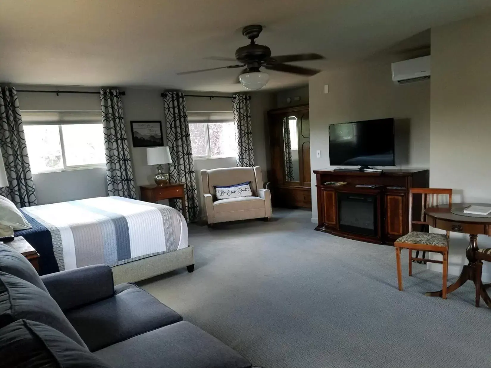Photo of the whole room, TV/Entertainment Center in Ronnie's Resort