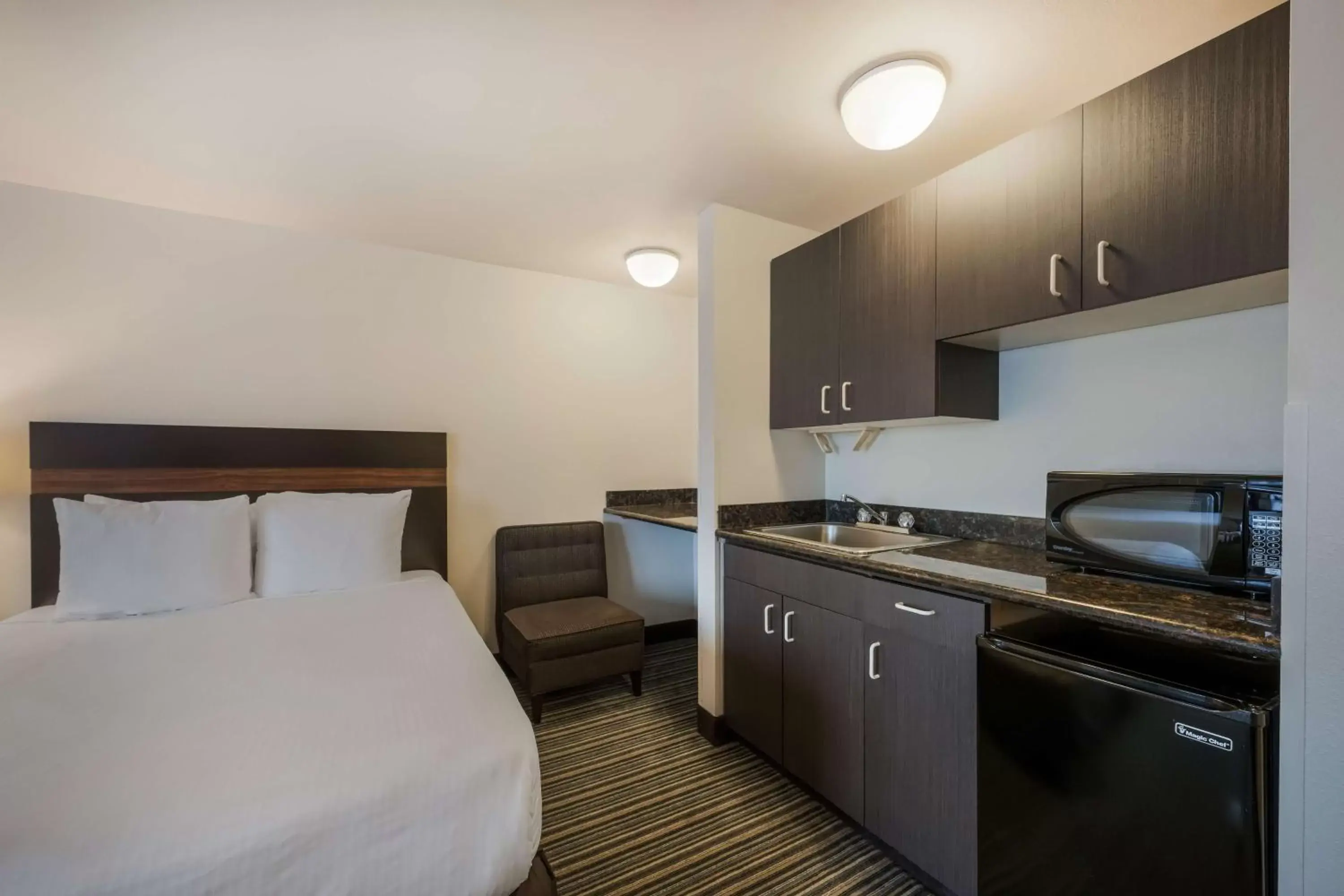 Bedroom, Kitchen/Kitchenette in Best Western Alderwood