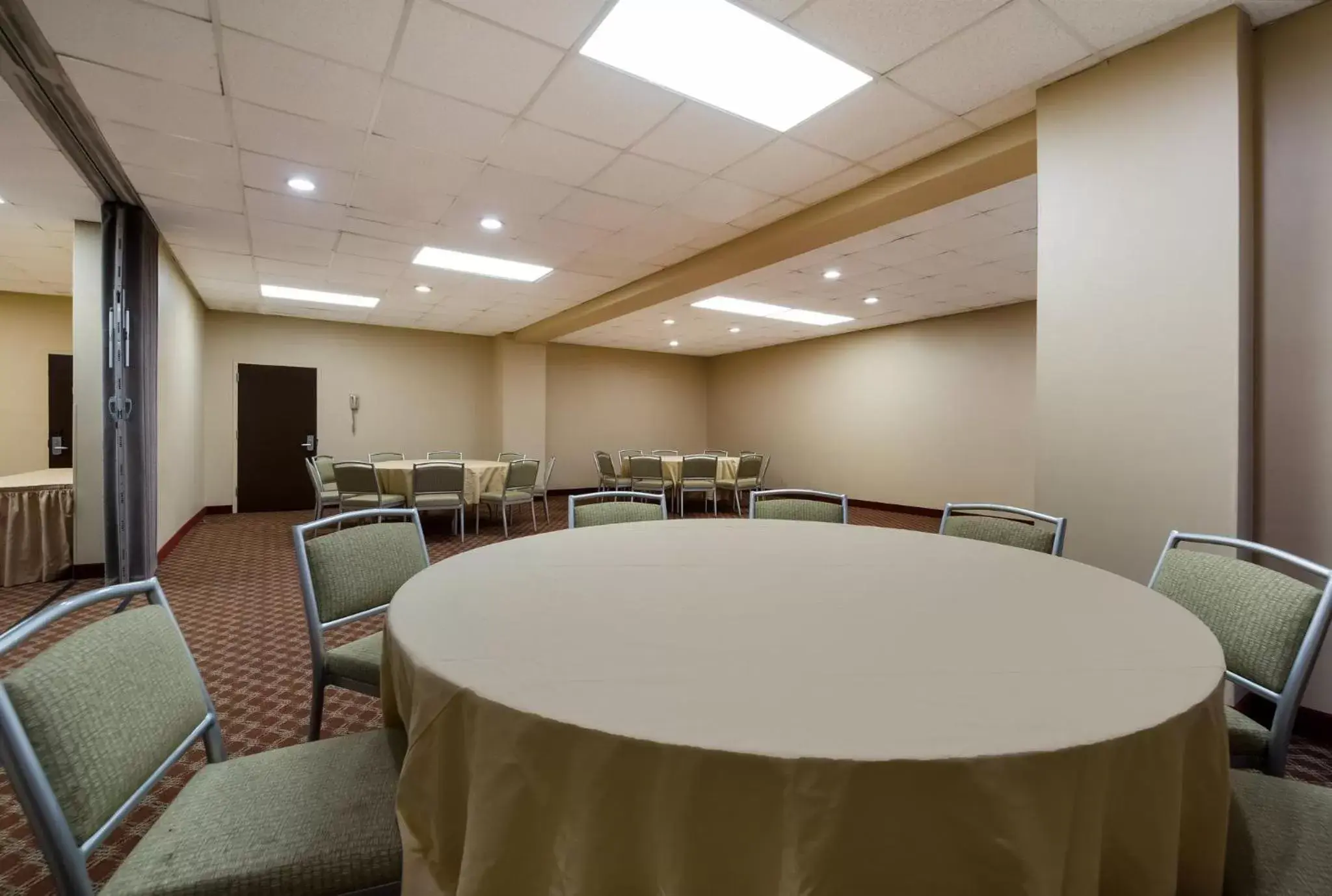 Meeting/conference room in Red Roof Inn and Suites Newark - University