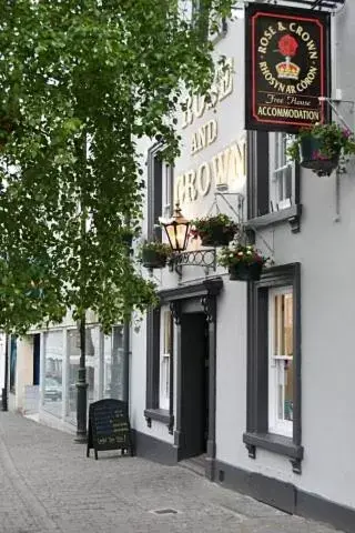 Property Building in Rose and Crown Hotel