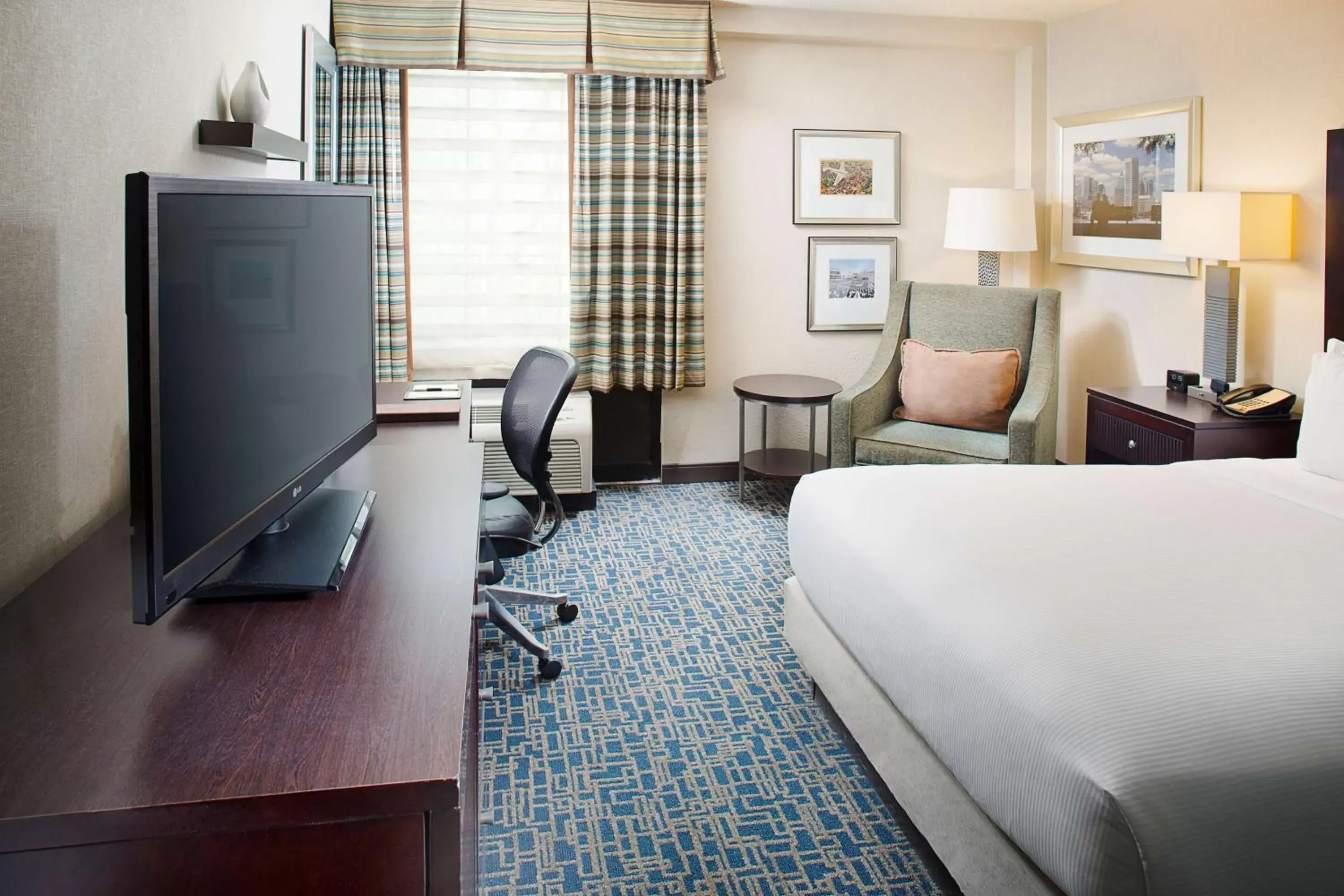 Living room, TV/Entertainment Center in DoubleTree by Hilton Baltimore - BWI Airport